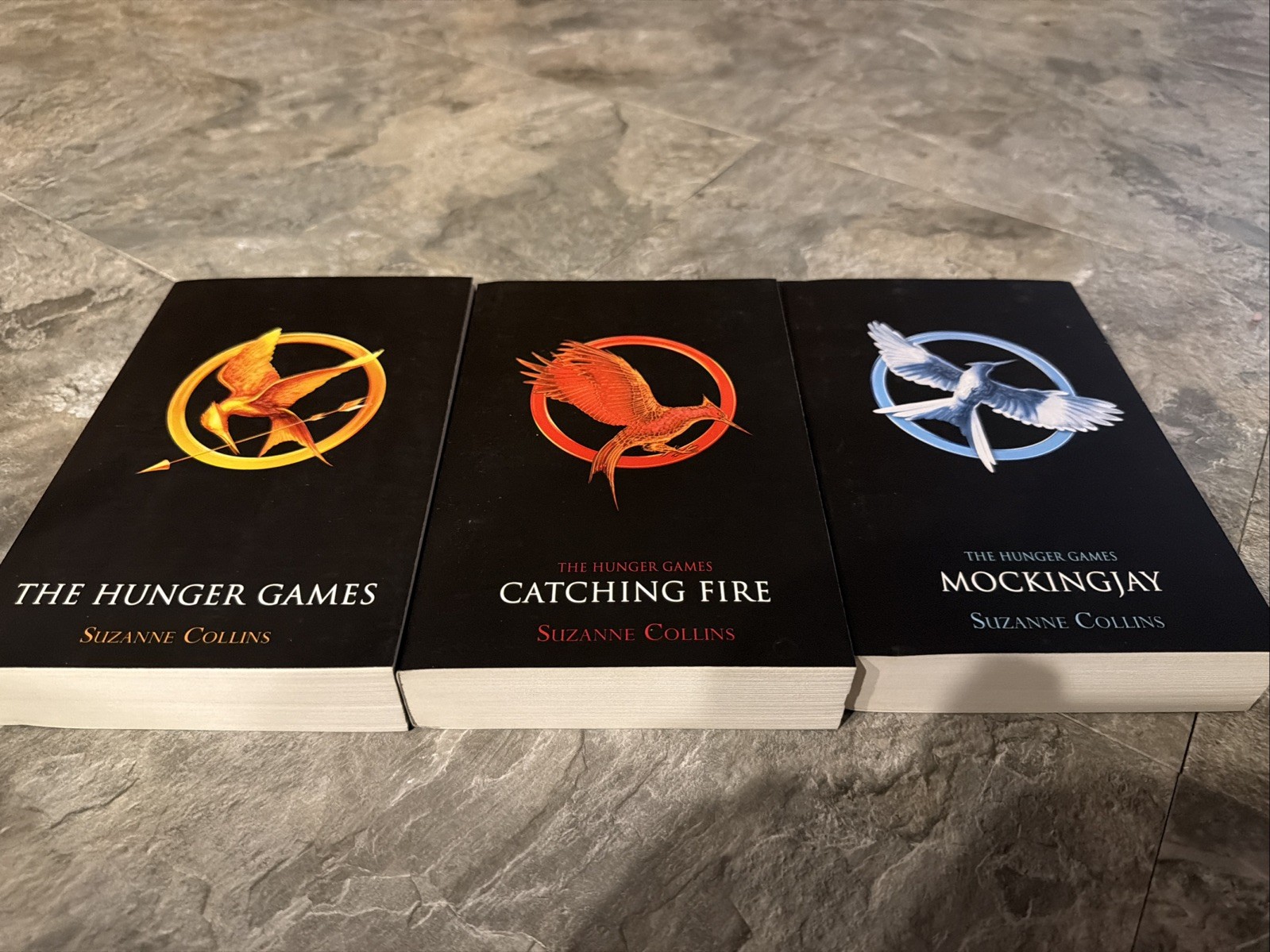 Trilogy Boxed Set – Catching Fire – Mockingjay by Suzanne Collins (2013,…