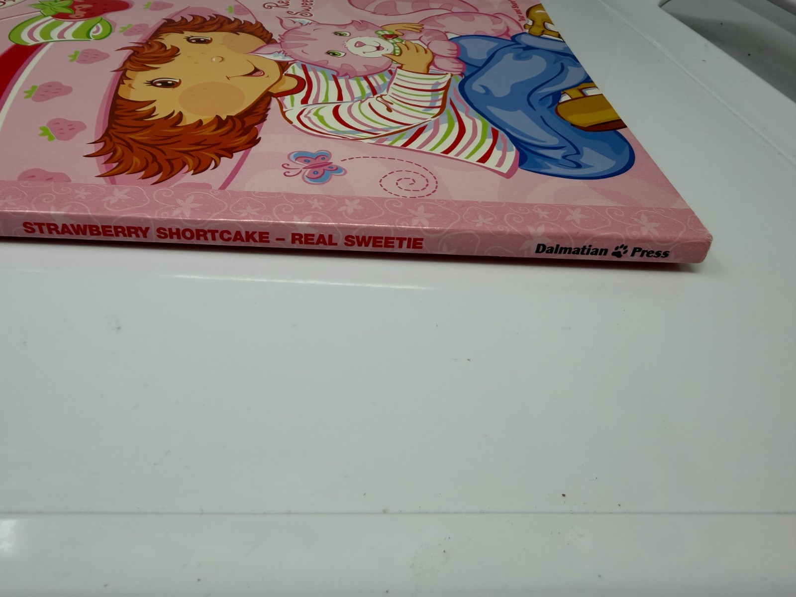 Nice Strawberry Shortcake coloring activity book 2004 .97 cents Dalmatian Press