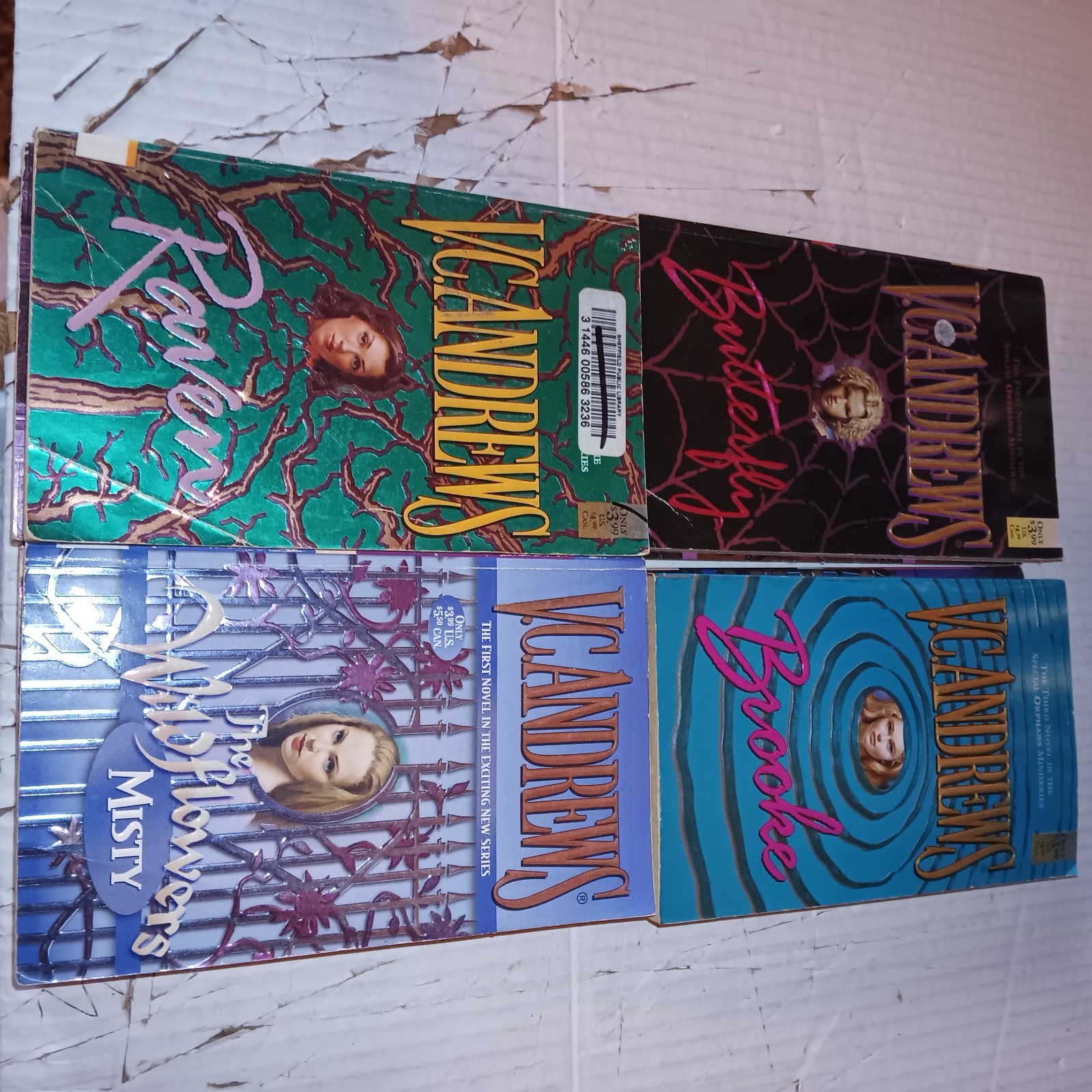 HUGE Lot 37 V.C. Andrews Used Paperback Books Includes several Keyhole Covers