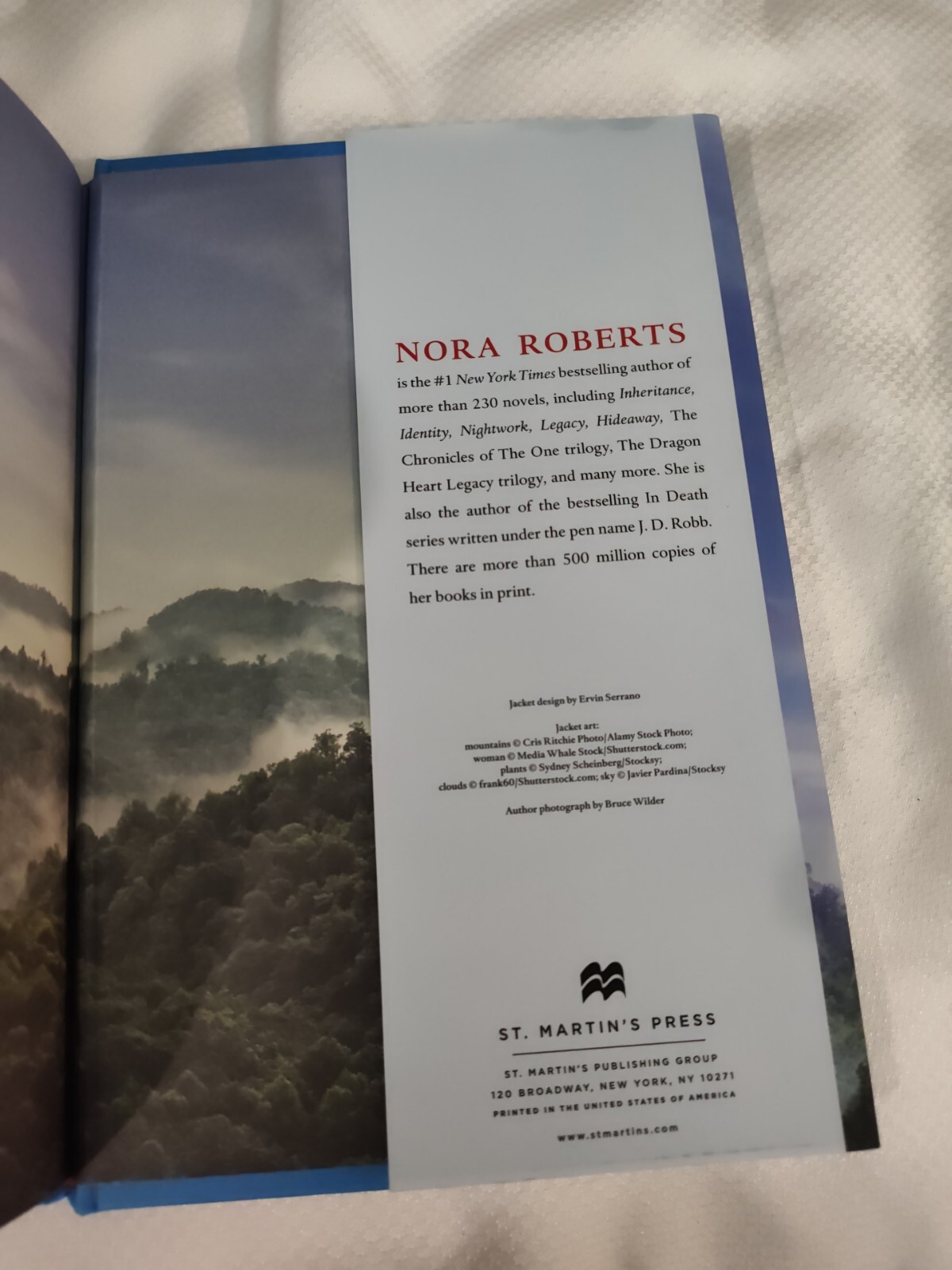Mind Games: A Novel – Hardcover, by Roberts Nora – Like New
