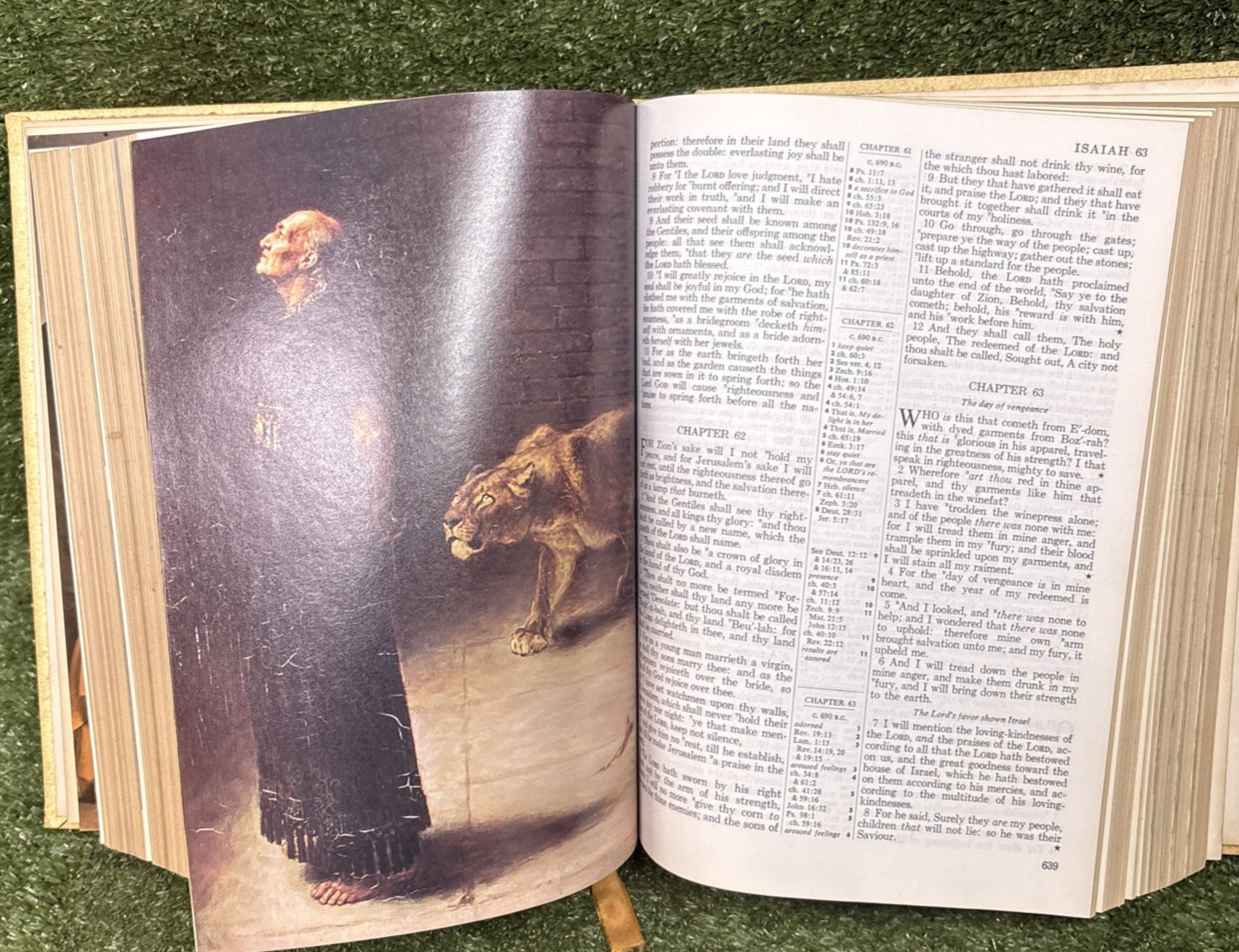 Vintage Holy Bible Family King James Version 1968 Illustrations Large