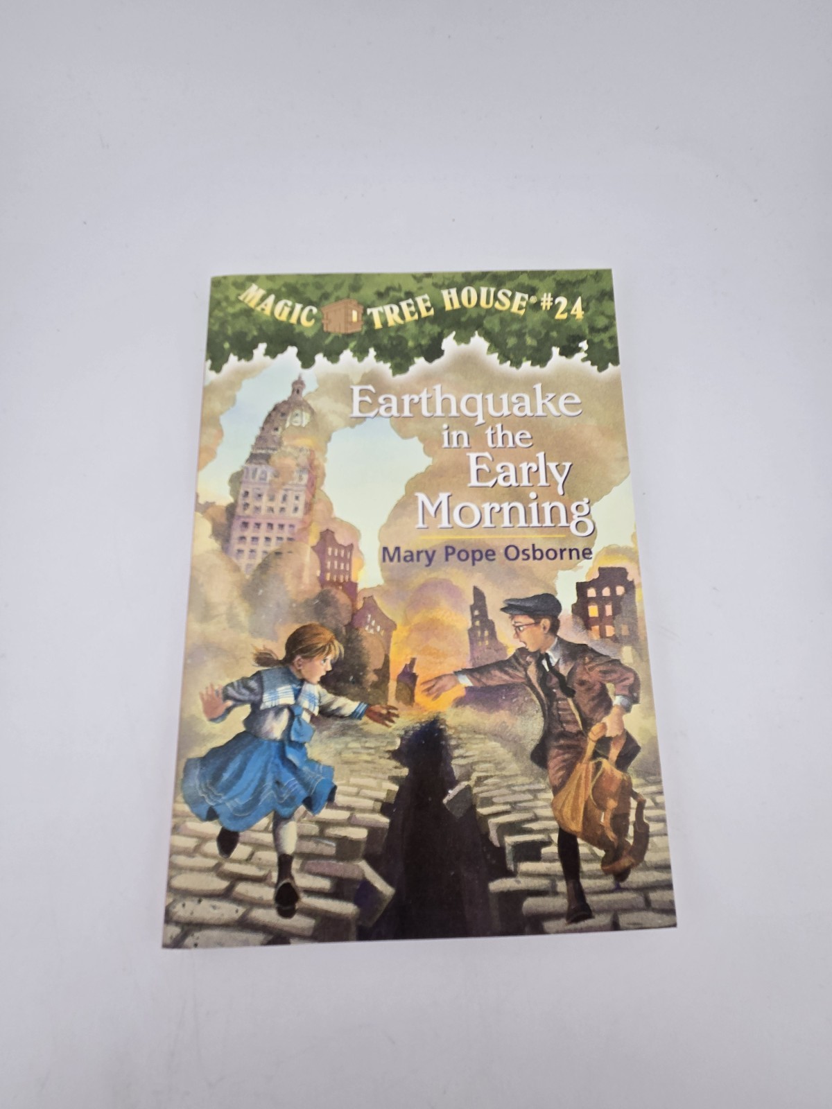 Earthquake in the Early Morning Magic Tree House by Mary Pope Osborne