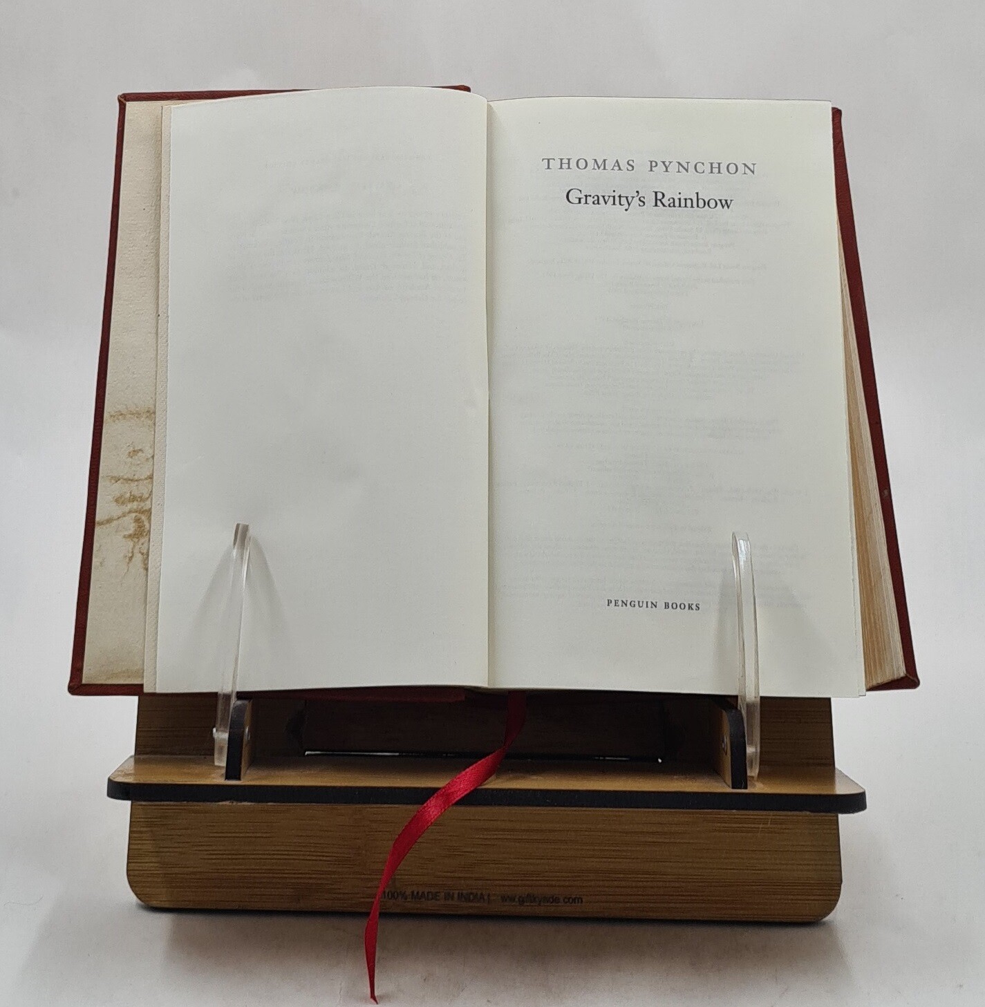 Gravity’S Rainbow (Classics Deluxe Edition): (Penguin Cl [Premium Leather Bound]