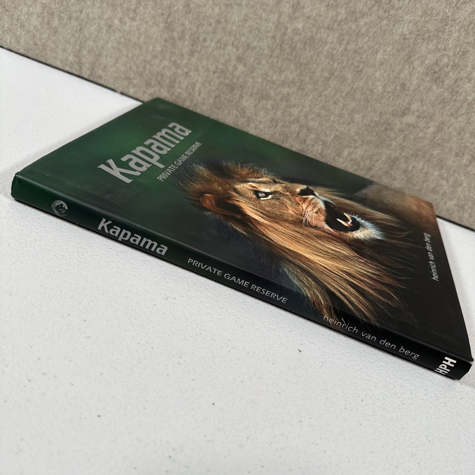 Kapama – Private Game Reserve by van den Berg, Heinrich Hardback Book The Fast