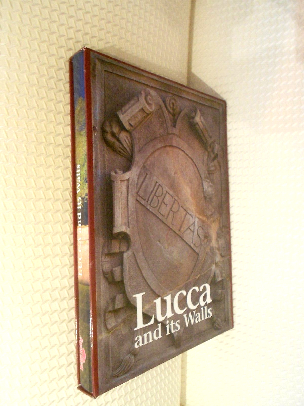LUCCA AND ITS WALLS 2013 HARDCOVER LELLI KELLY 294 PAGES ISBN ‎ 978-8896527153