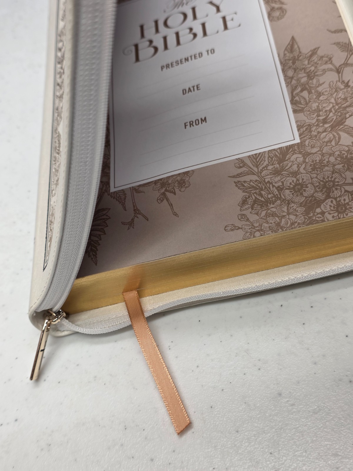 KJV Bible Pocket W/Zip Faux Leather, White/Gold by Christian Art Gifts (English)