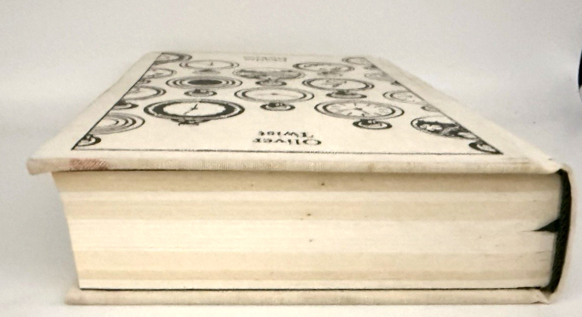 Oliver Twist by Charles Dickens (Penguin Clothbound Classics)