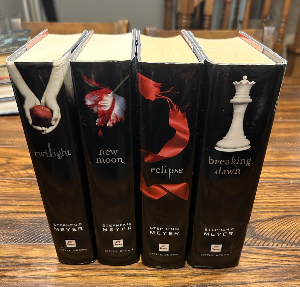 Twilight Saga 4 Book Set Stephenie Meyer Twilight New Moon Eclipse Breaking Dawn