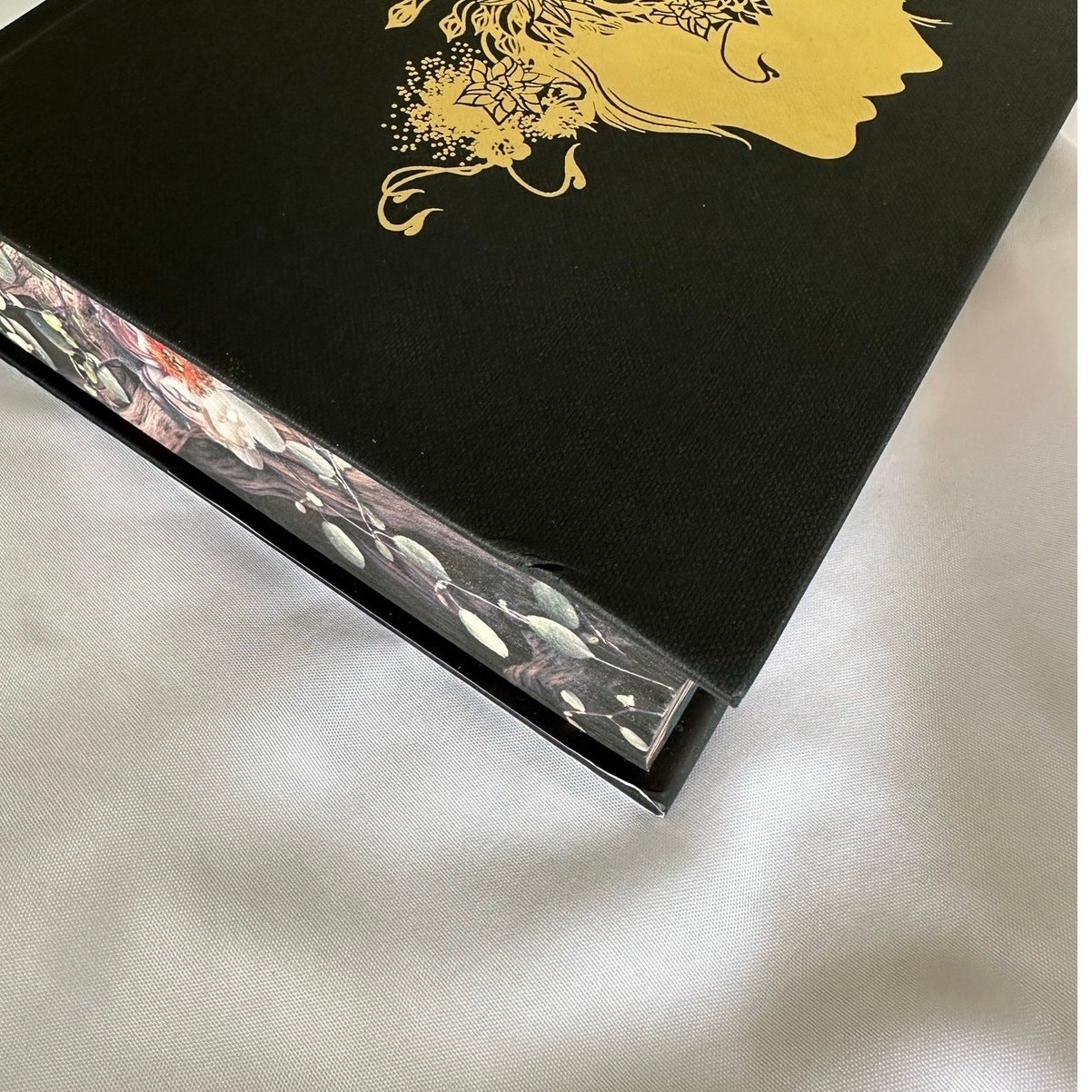 Shield Of Sparrows Devney Perry UK Deluxe Hardcover W/ Sprayed Edges