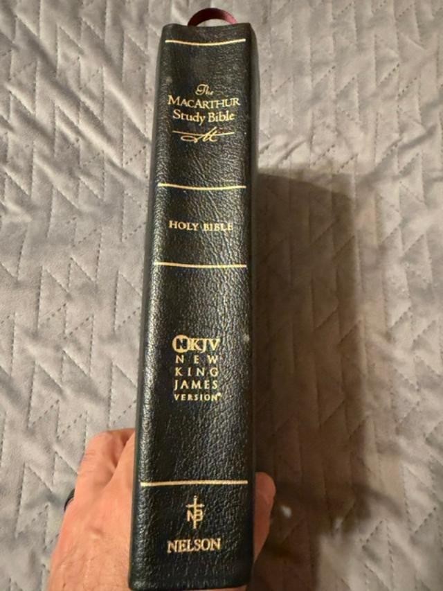 MacArthur Study Bible NKJV by John MacArthur 1997 Genuine Leather Black