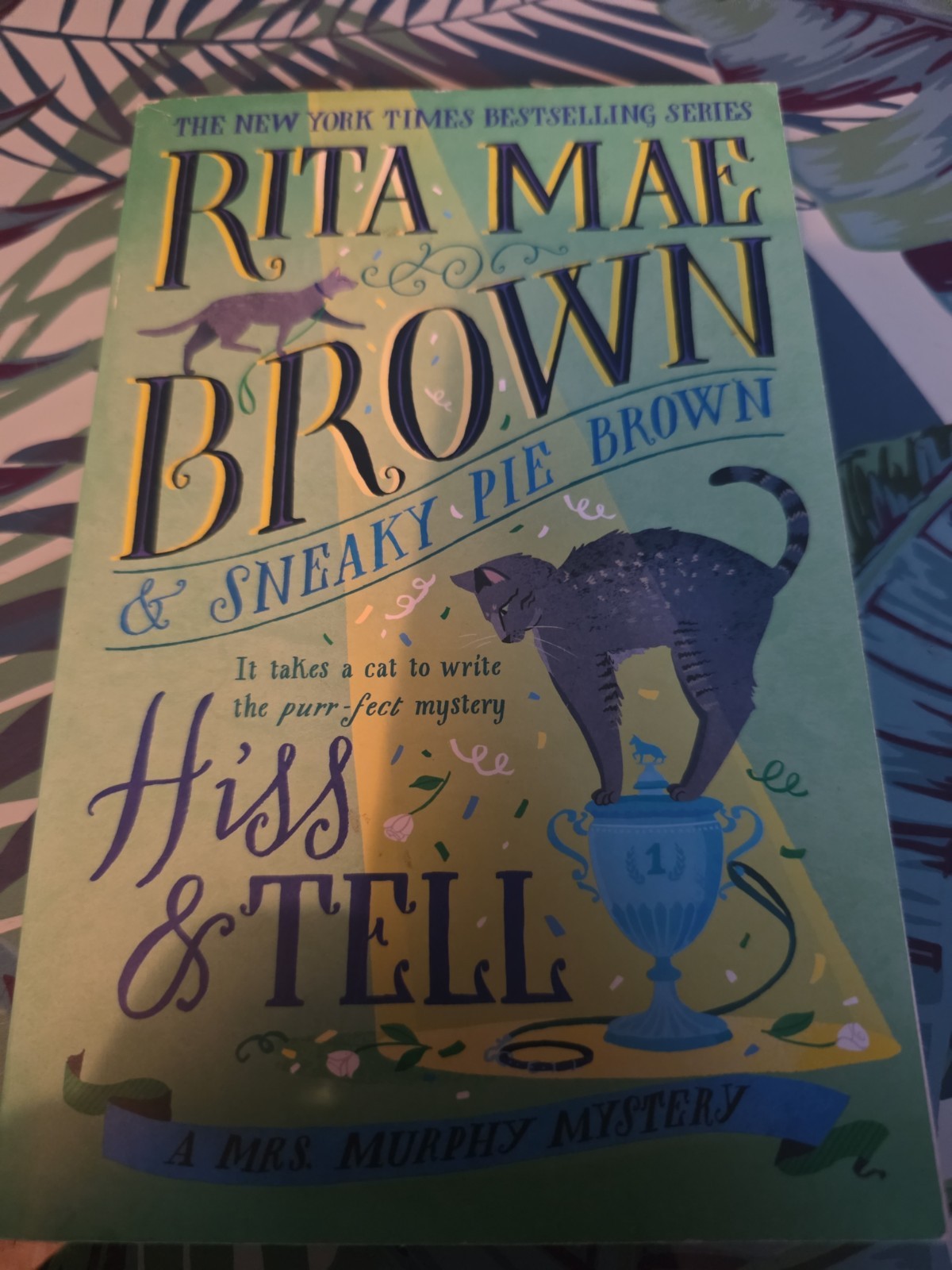 Hiss Tell: A Mrs Murphy Mys – VERY GOOD