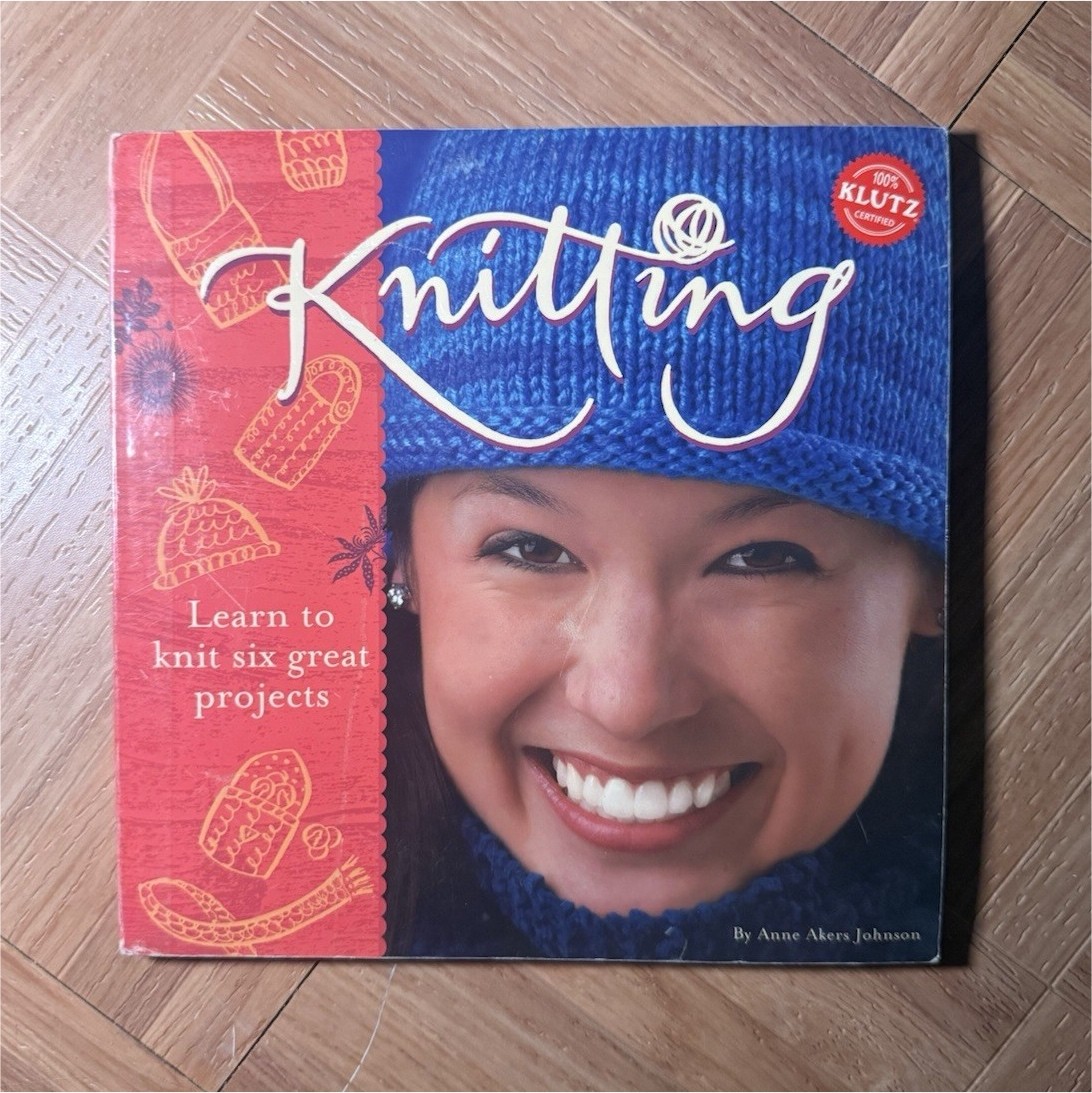 Klutz Paperback Knitting Learn to Knit Six Projects Anne Akers Johnson Ages 9-12