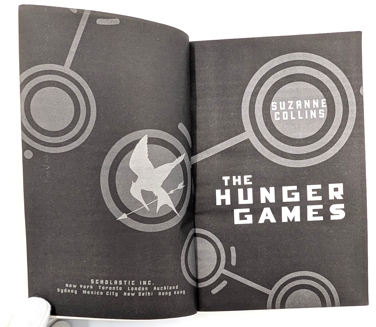 Hunger Games (Hunger Games Book One) by Suzanne Collins (2009, Trade Paperback)