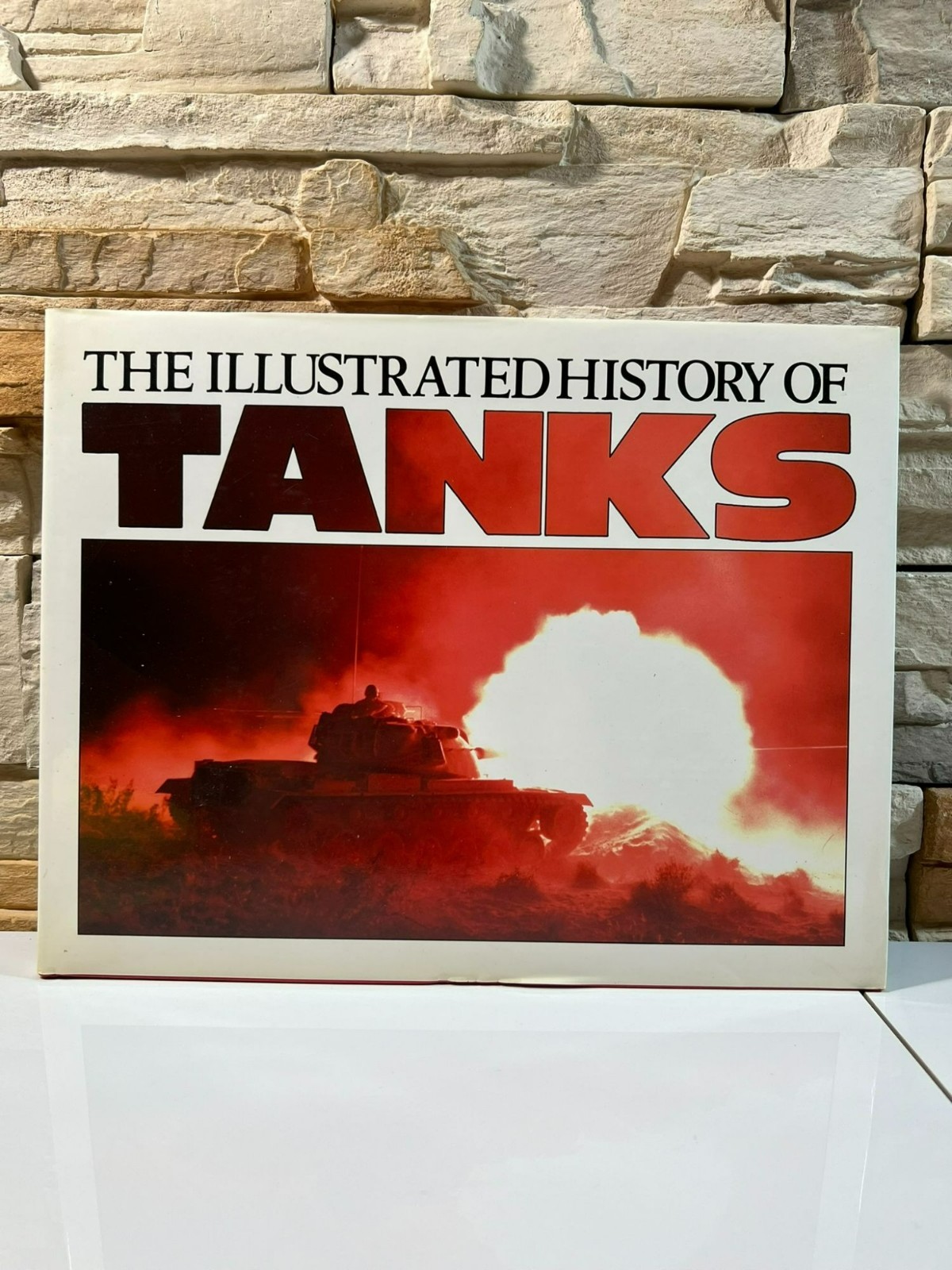 The Illustrated History of Tanks by Andy Lightbody and Joe Poyer 1989 HCDJ