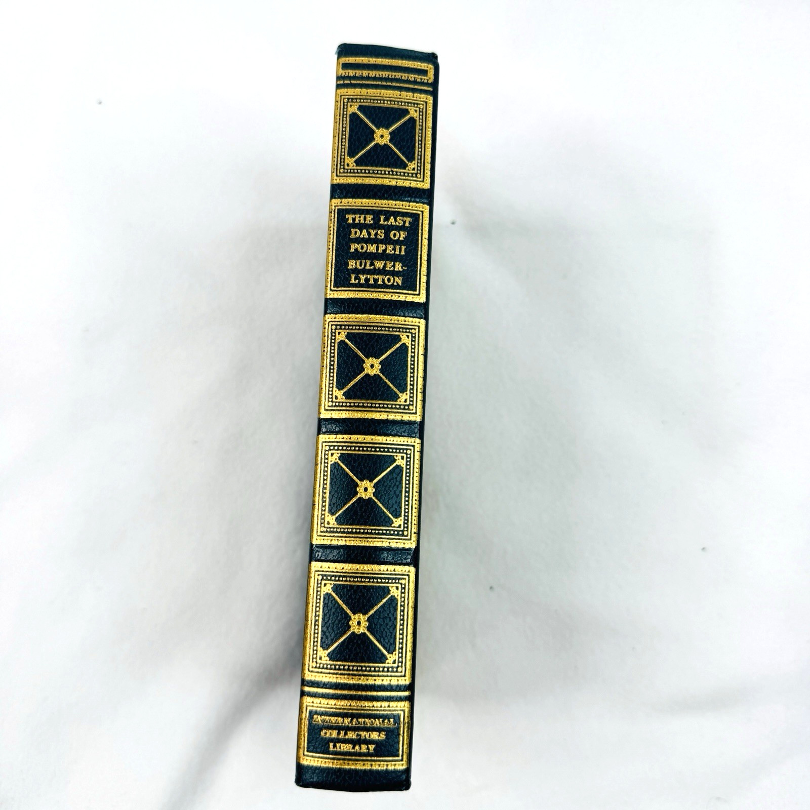 The Last Days of Pompeii by Bulwer-Lytton, International Collectors Library 1946