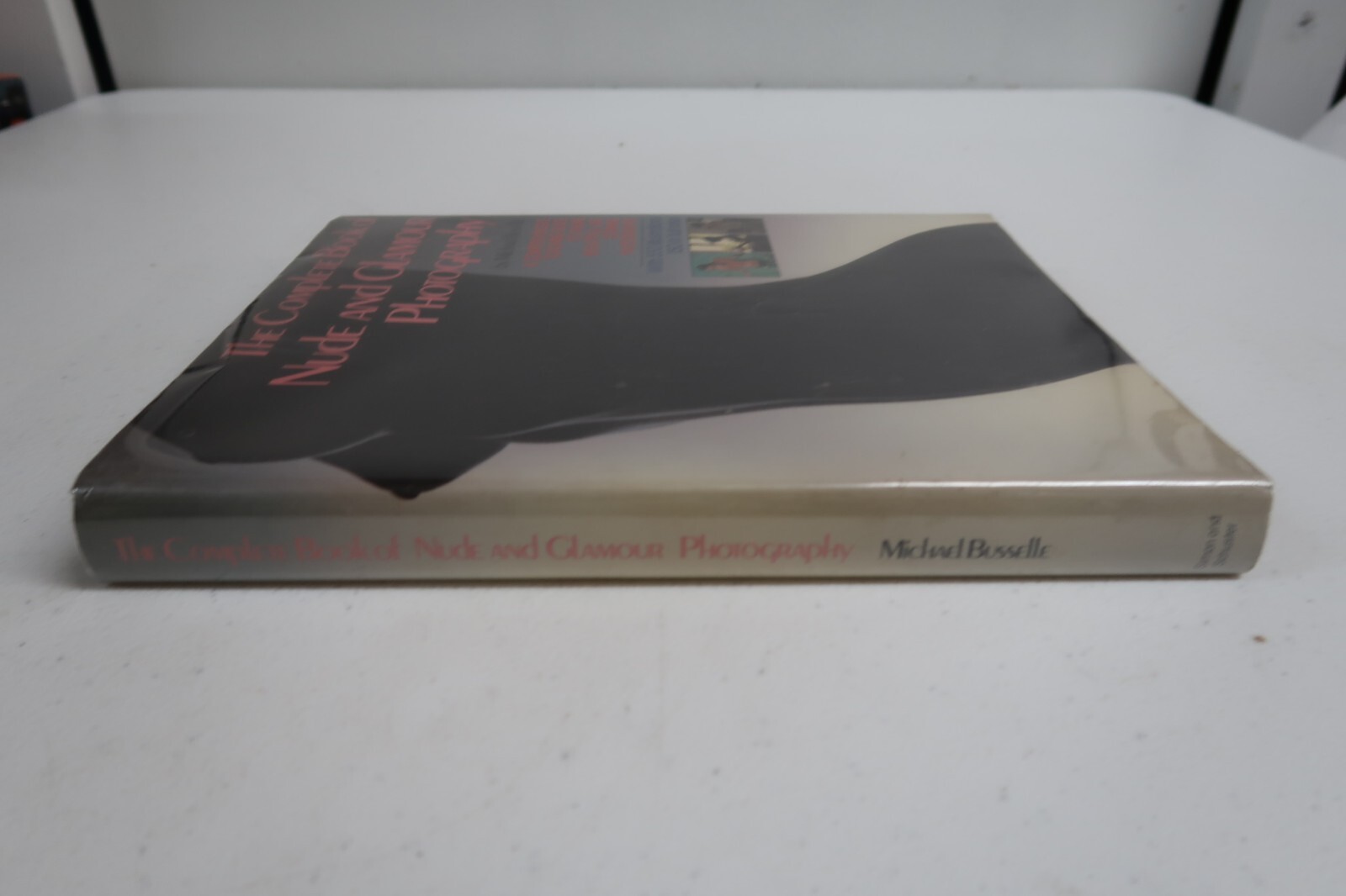 Busselle, Michael. The Complete Book of Nude and Glamour Photography. 1981. Illu