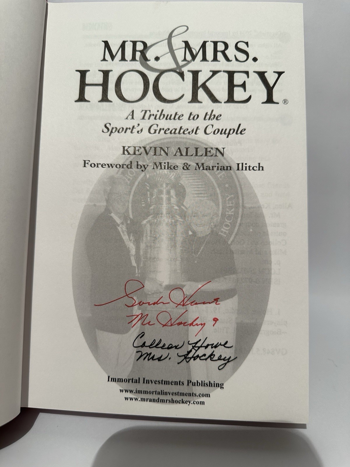 SIGNED AUTOGRAPHED BOOK GORDIE HOWE COLLEEN Mr. & Mrs. Hockey 2004 NHL RED WINGS
