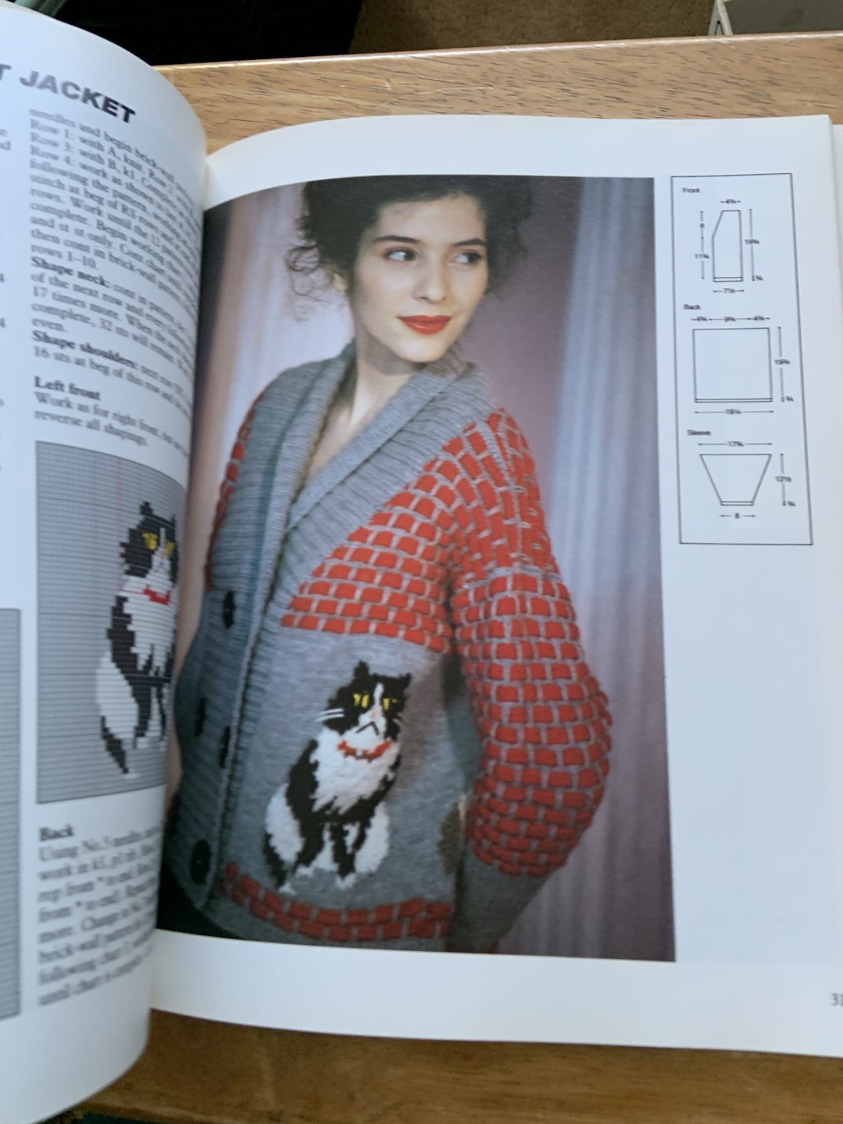 Cat Knits: 20 delightfully feline designs for handknitters