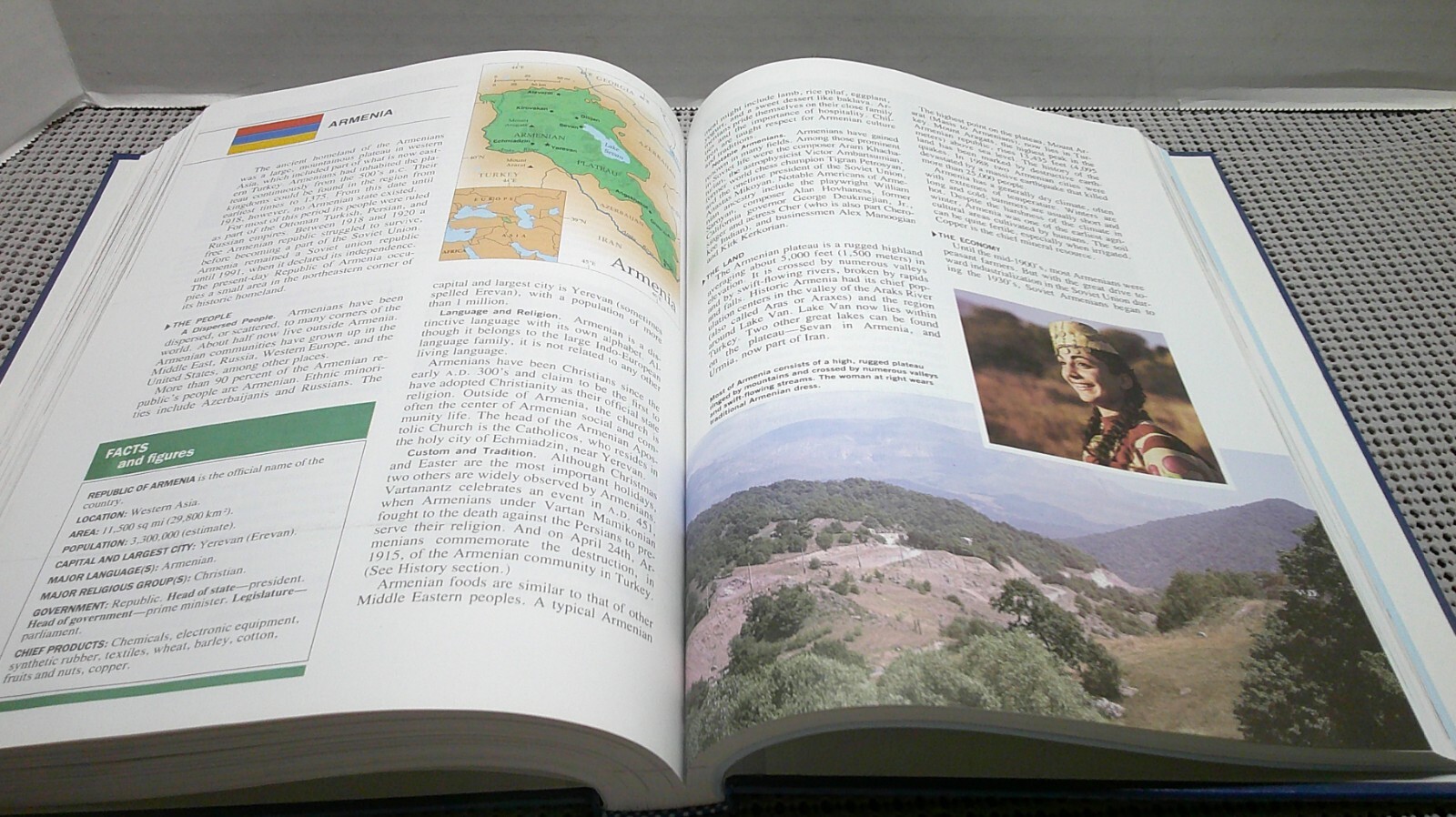 The New Book of Knowledge Vol 1 / A Encyclopedia Grolier 2003