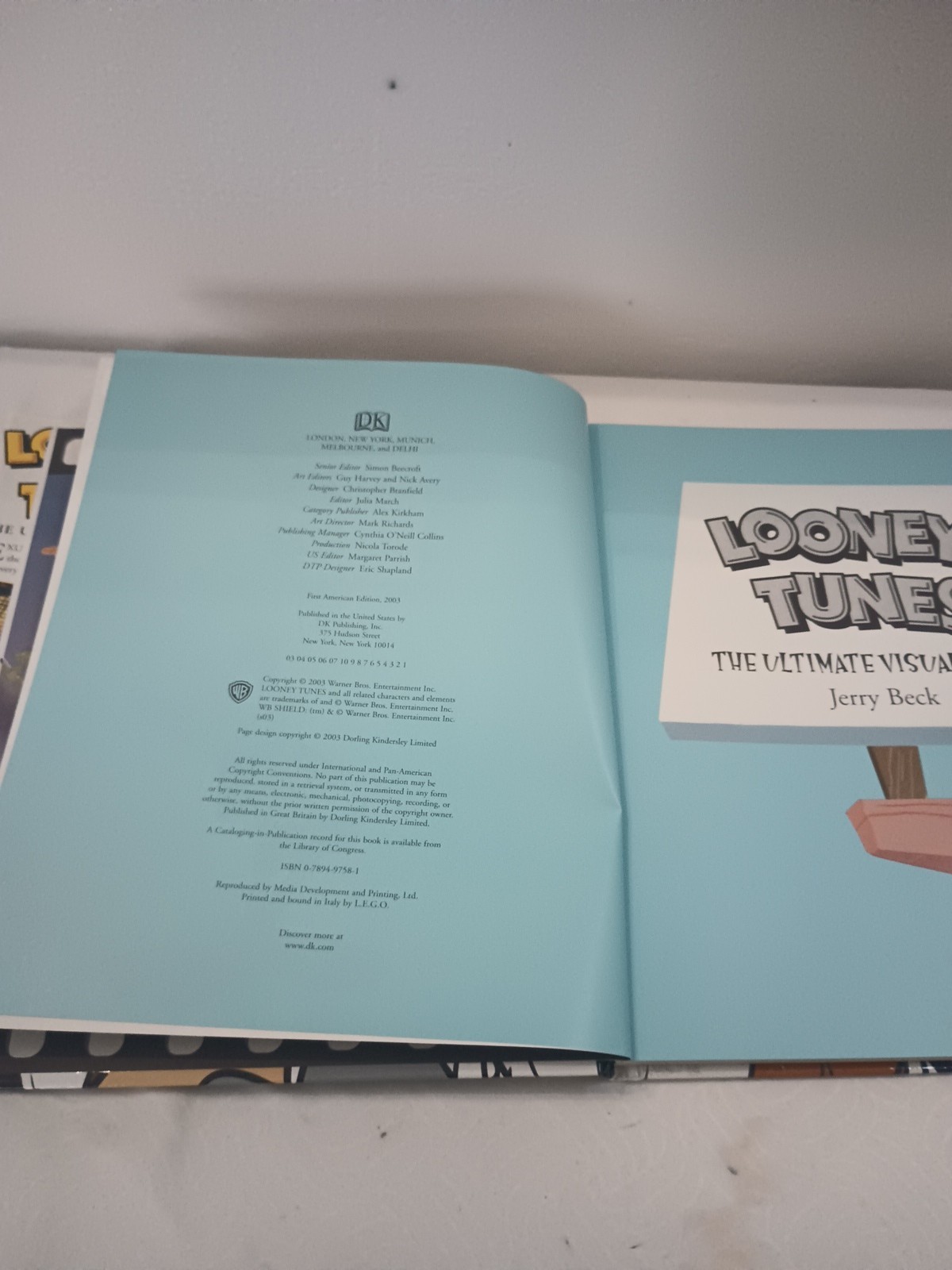 Looney Tunes: The Ultimate Visual Guide Book w/ Dust Cover