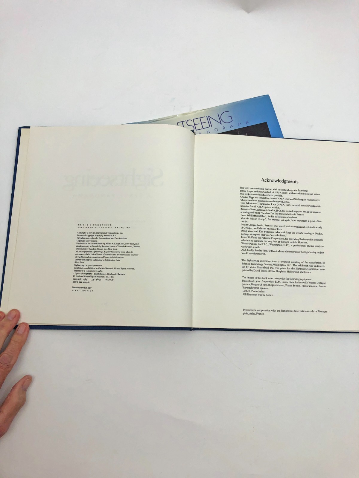 Sightseeing A Space Panorama HBDC 1st Edition 1985 Italy 105 pages HBDC