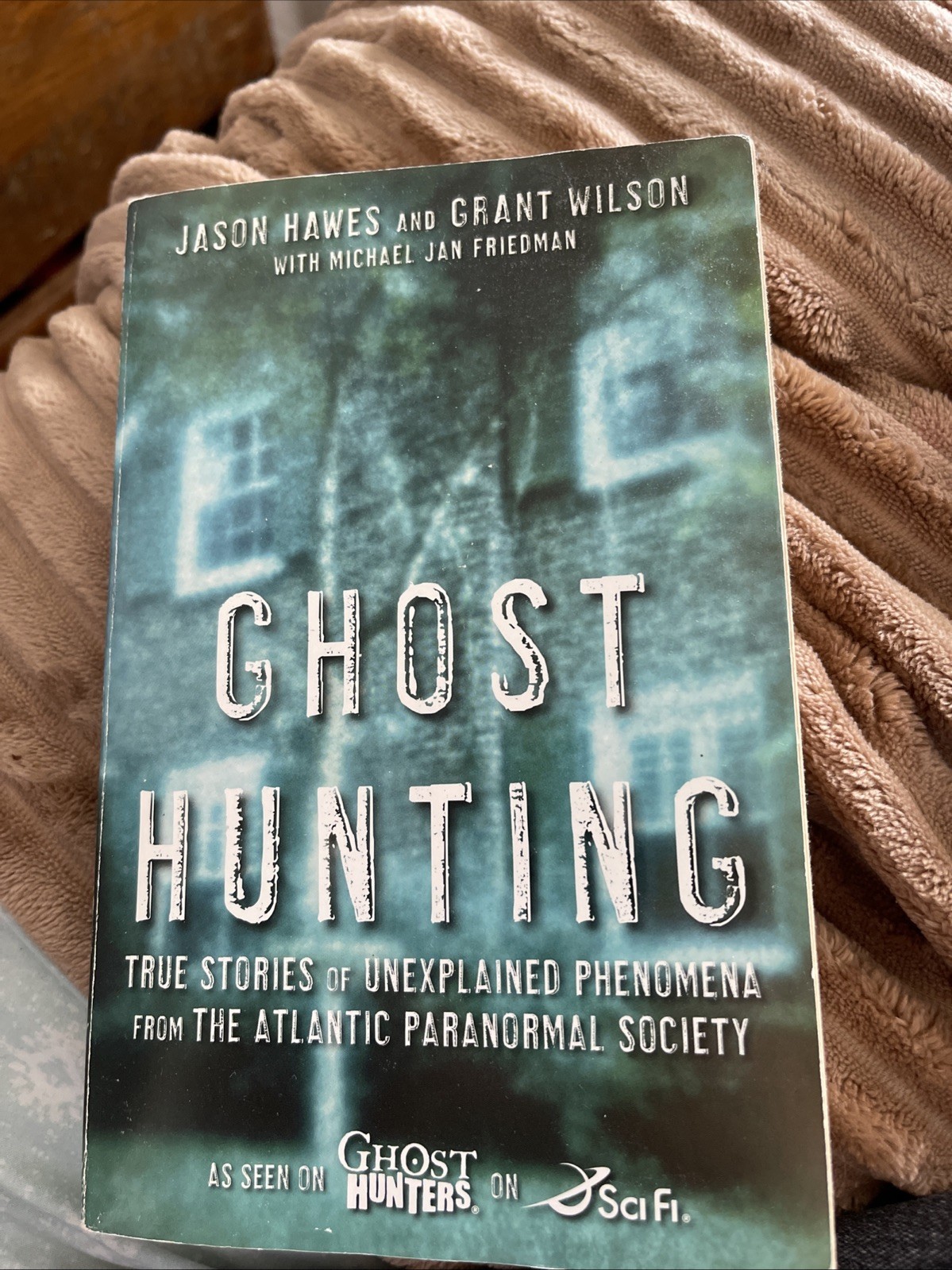 Ghost Hunting : True Stories of Unexplained Phenomena