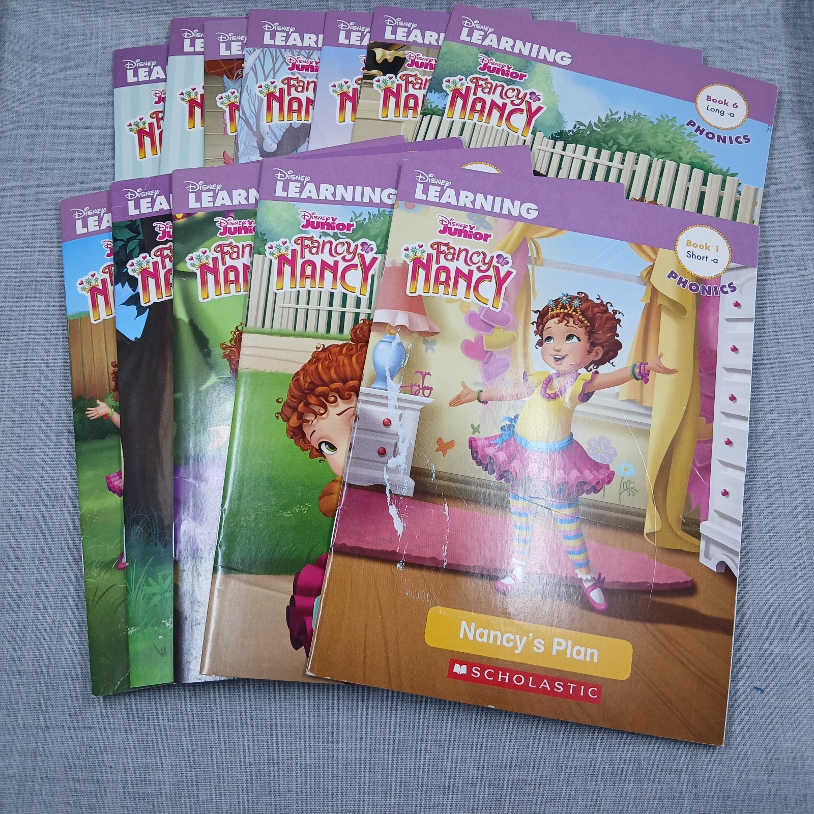 Fancy Nancy’s 12-Book Fantastic Phonics Fun! : Includes 12 Mini-Books