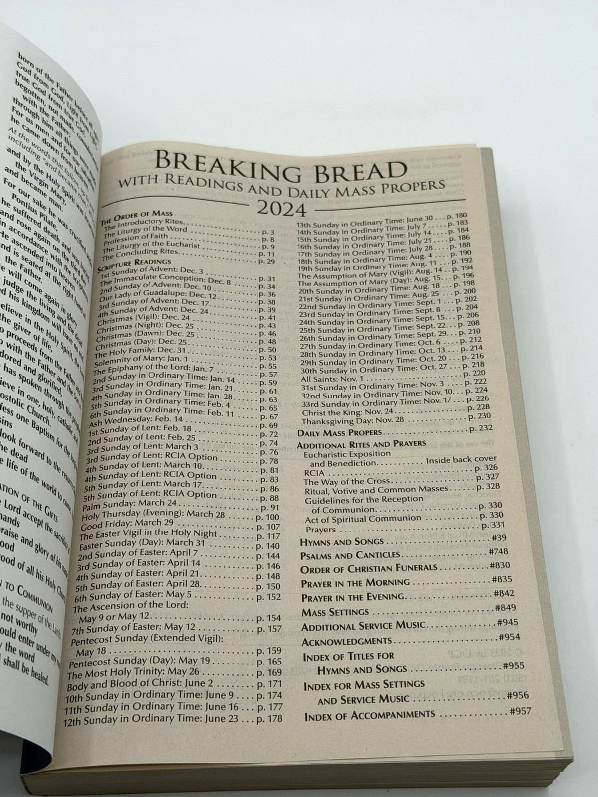 Breaking Bread With Readings and Daily Mass Propers 2024 (Paperback Book, 2023)