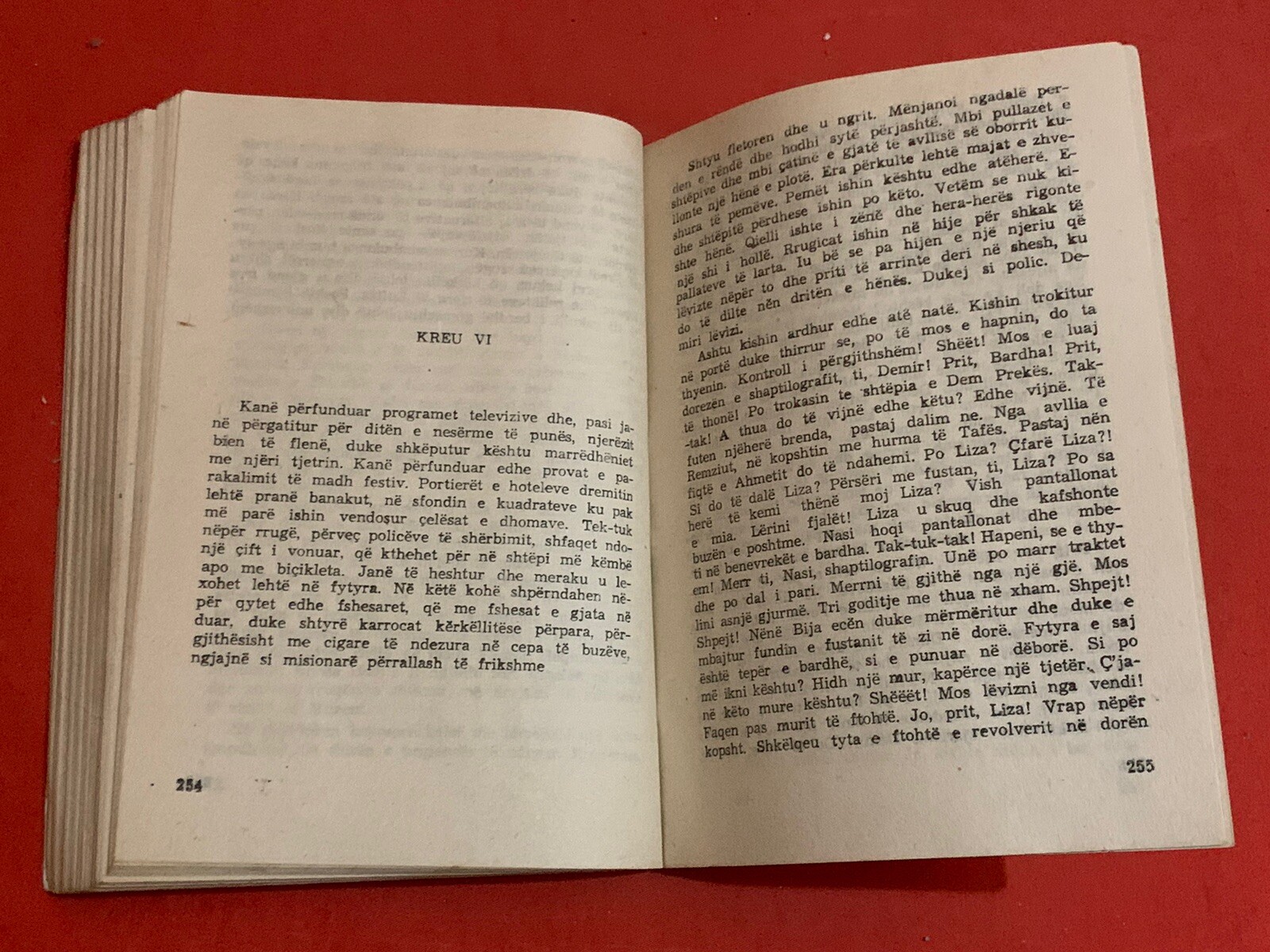 OLD ALBANIAN BOOK-NOVELE-DY KRONIKA PER NJE VRASJE-AGIM ISAKU-1991-283 pages