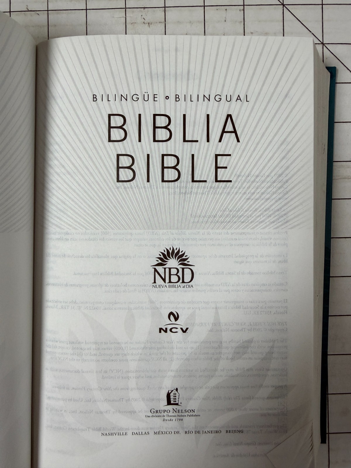 Holy Bible: Biblia Bible Bilingüe / Bilingual Bible NBD NCV Spanish-English HC