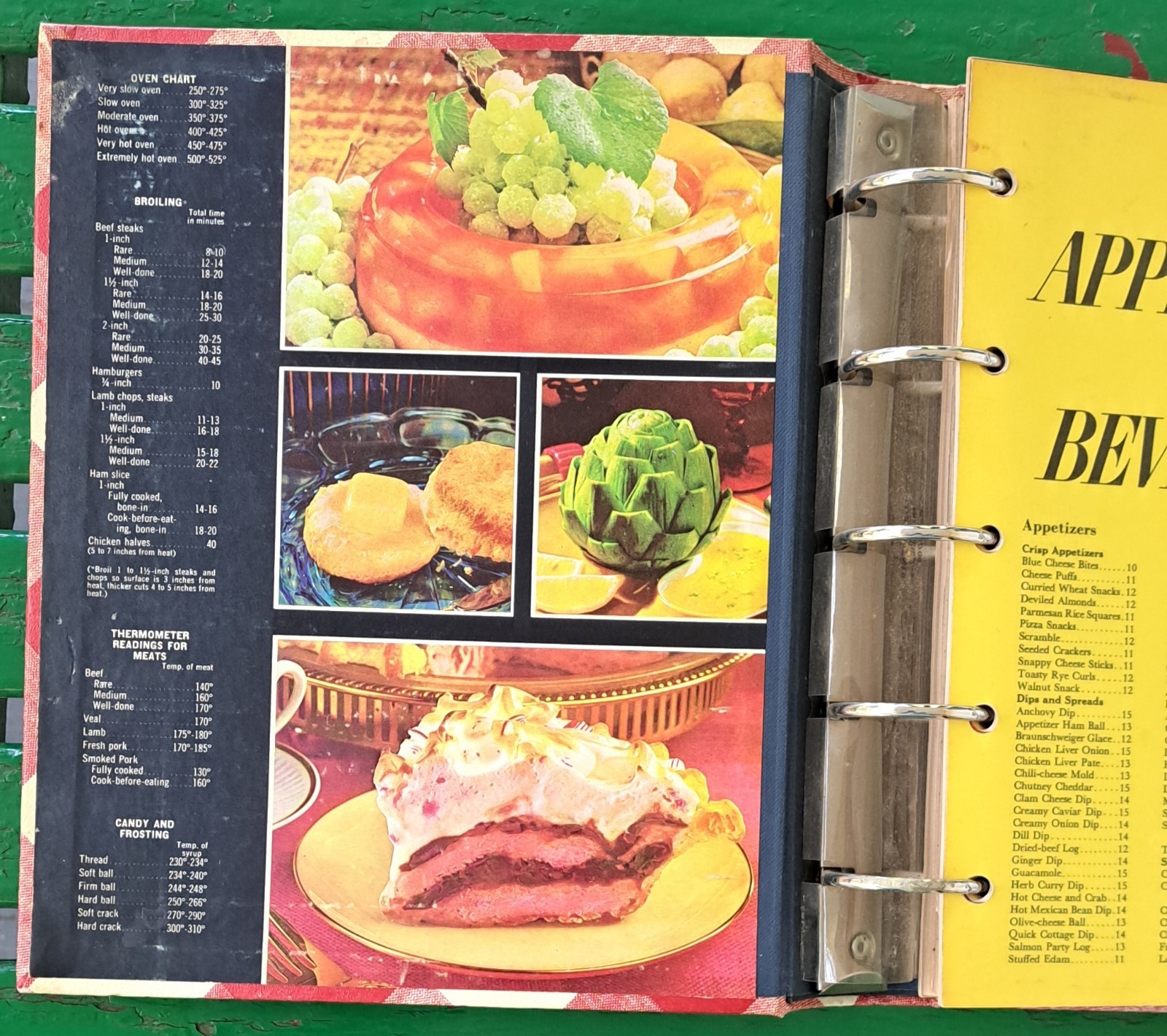 Better Homes and Gardens New Cookbook. 5 Ring Notebook.
