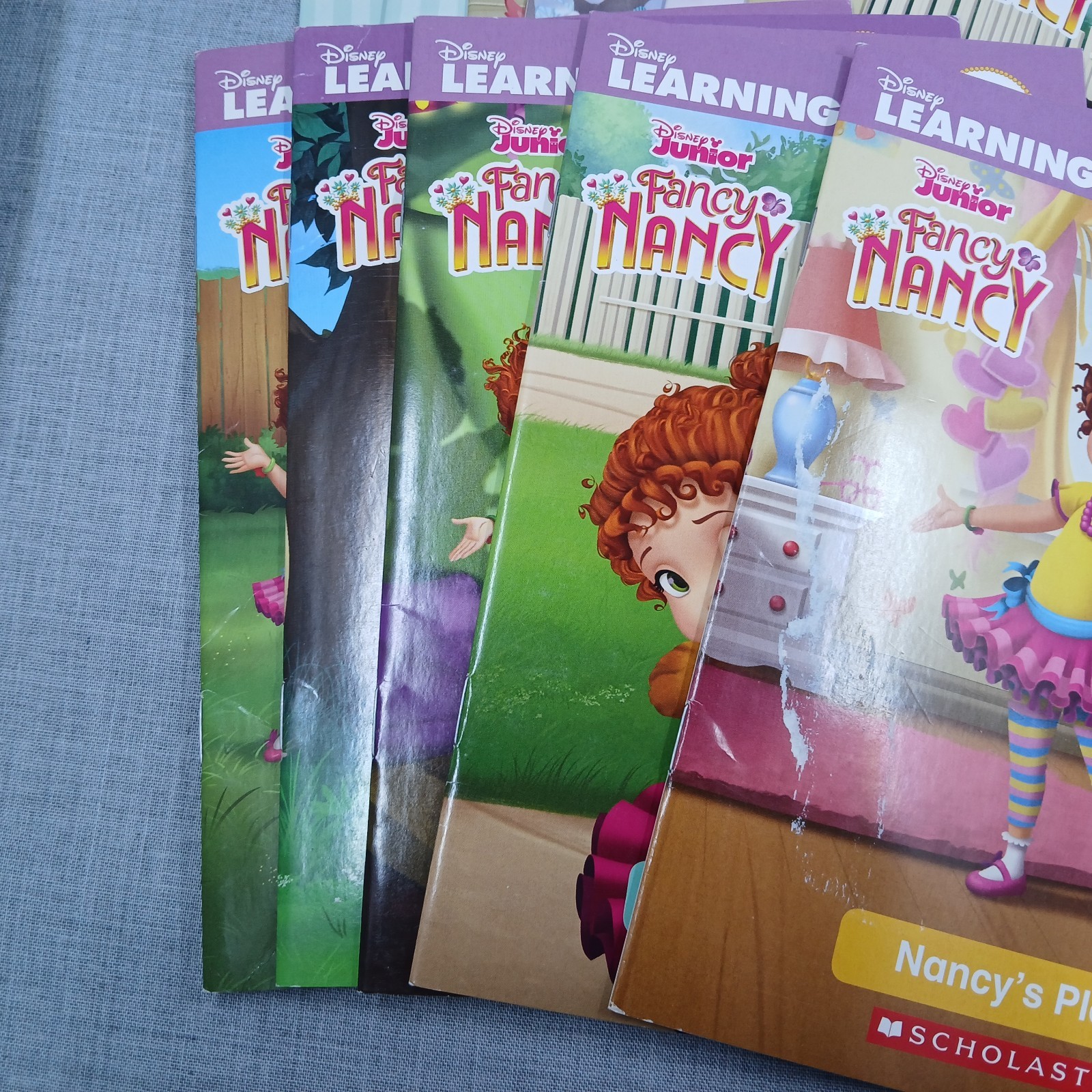 Fancy Nancy’s 12-Book Fantastic Phonics Fun! : Includes 12 Mini-Books