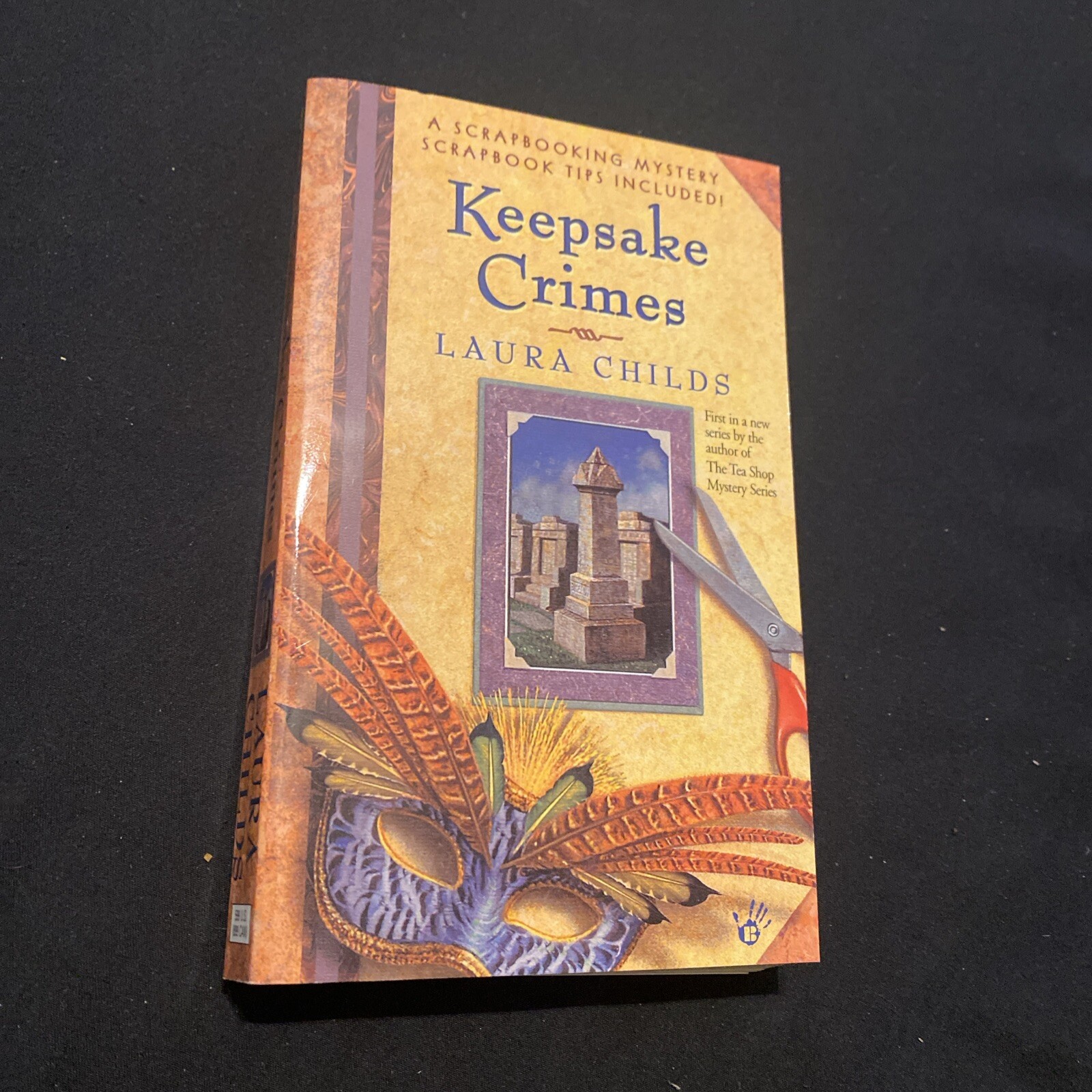Keepsake Crimes (A Scrapbooking Mystery) By Laura Childs