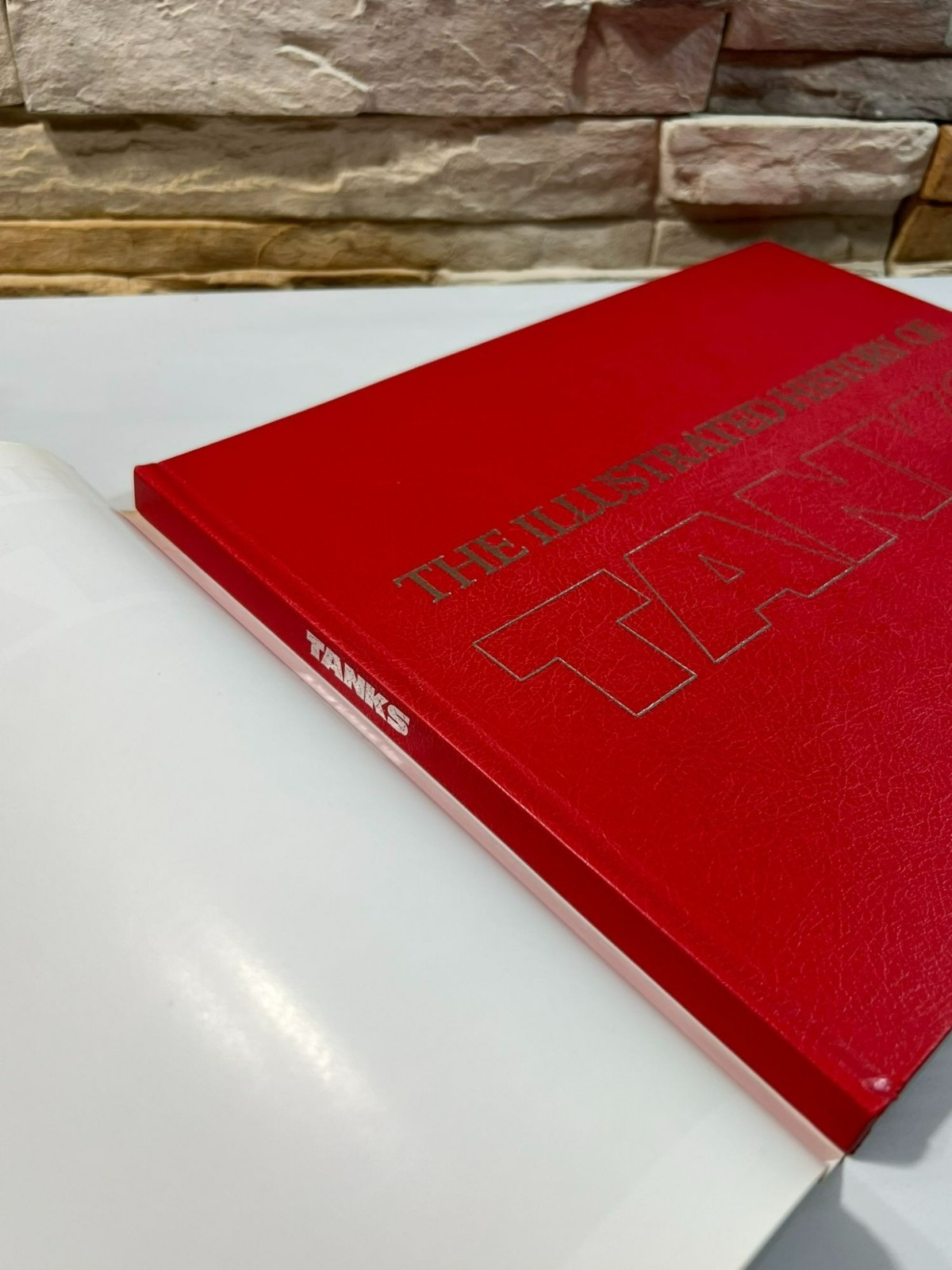 The Illustrated History of Tanks by Andy Lightbody and Joe Poyer 1989 HCDJ