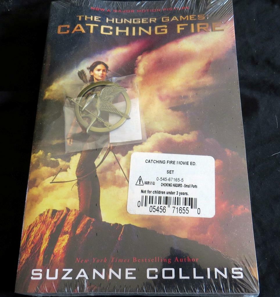 THE HUNGER GAMES CATCHING FIRE BOOK + PIN + POSTER Children’s book Collins New