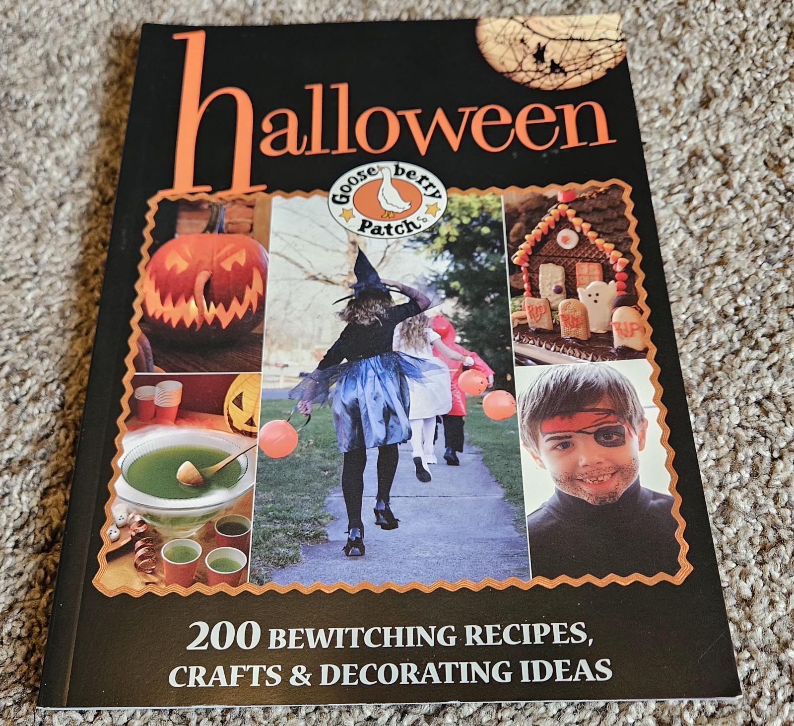 Gooseberry Patch Halloween Cookbook 200 Recipes Crafts Decorating Ideas Fall…