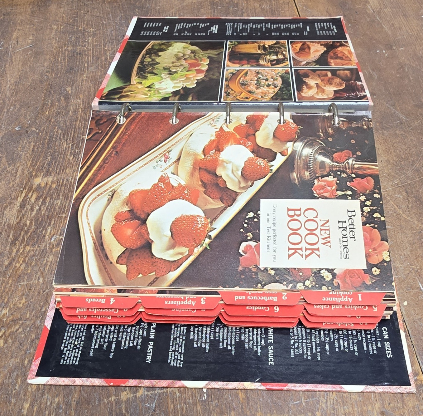 Vintage 1976 Better Homes and Gardens New Cookbook 5 Ring Binder (435 pages)
