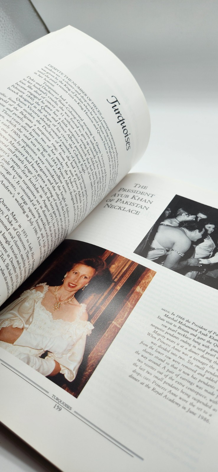 The Queen’s Jewels by Leslie Field 1987 Hardcover Elizabeth II England Royalty
