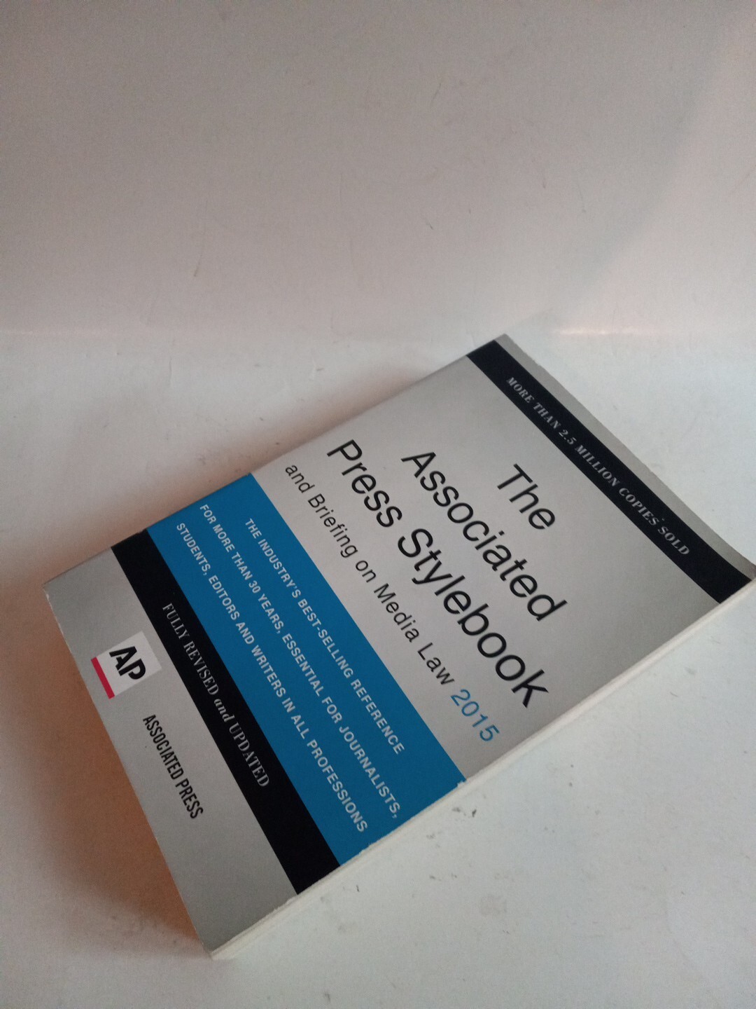 The Associated Press Stylebook 2015 by Associated Press Staff (2015, Trade…
