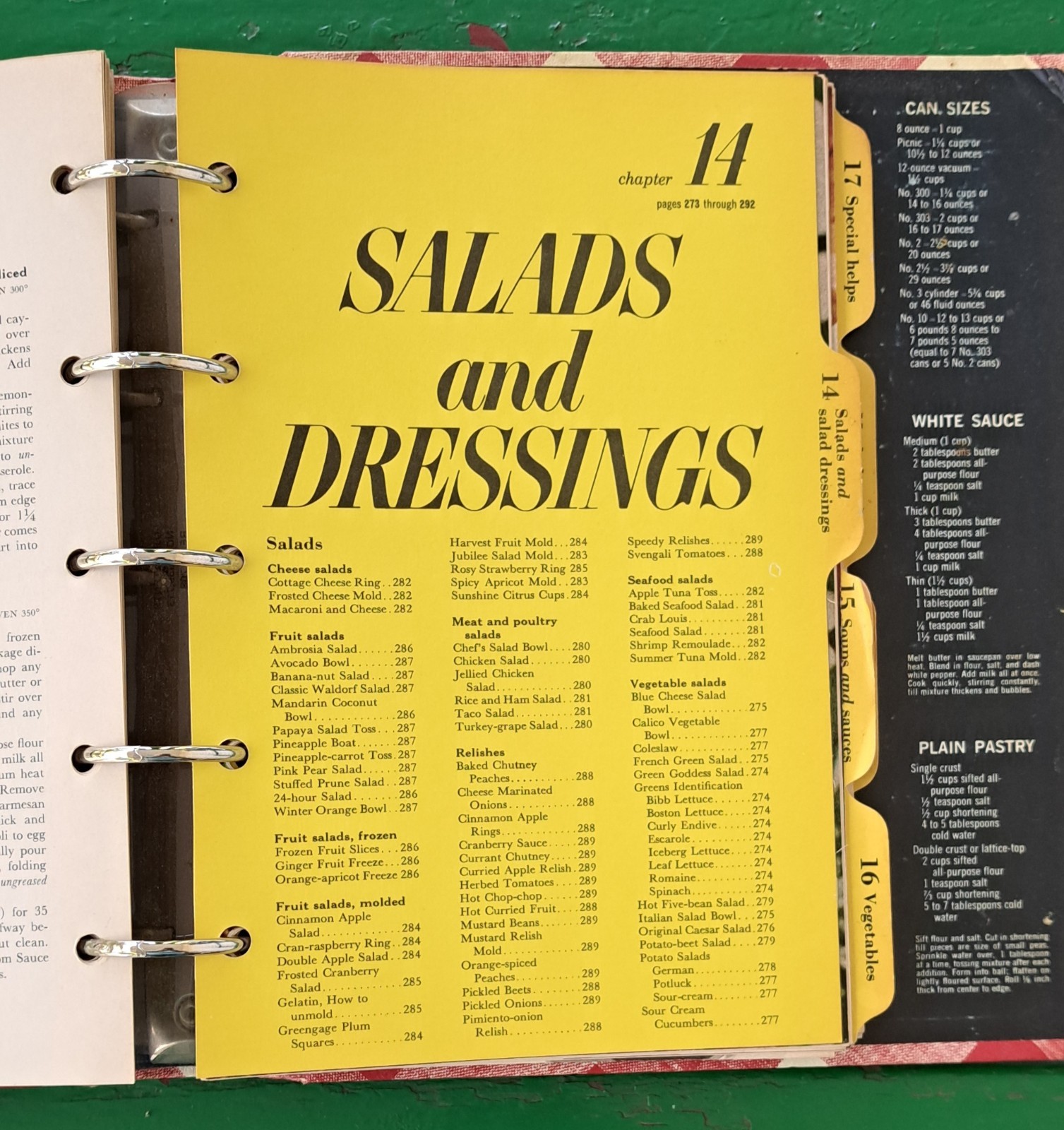 Better Homes and Gardens New Cookbook. 5 Ring Notebook.