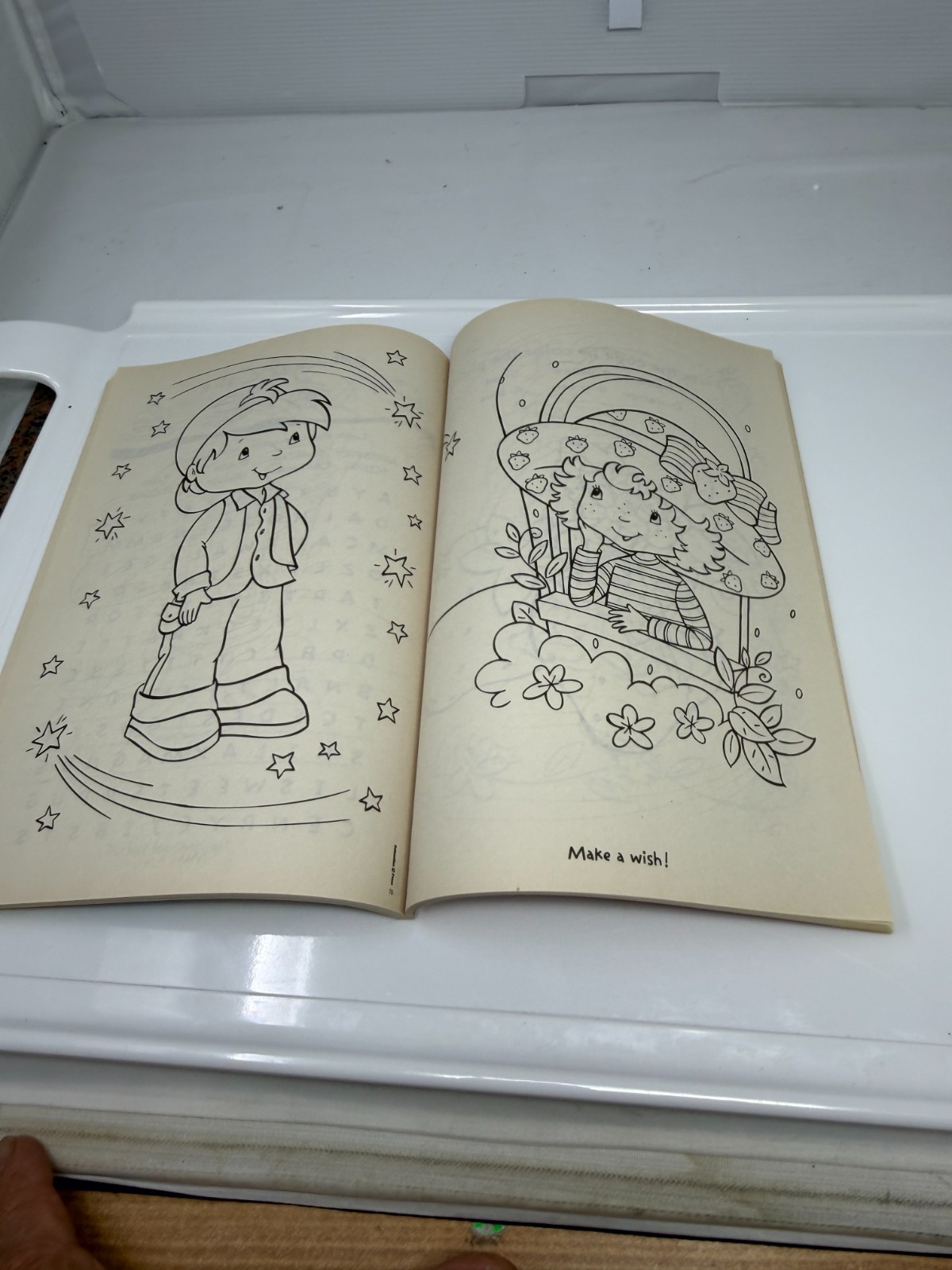 Nice Strawberry Shortcake coloring activity book 2004 .97 cents Dalmatian Press