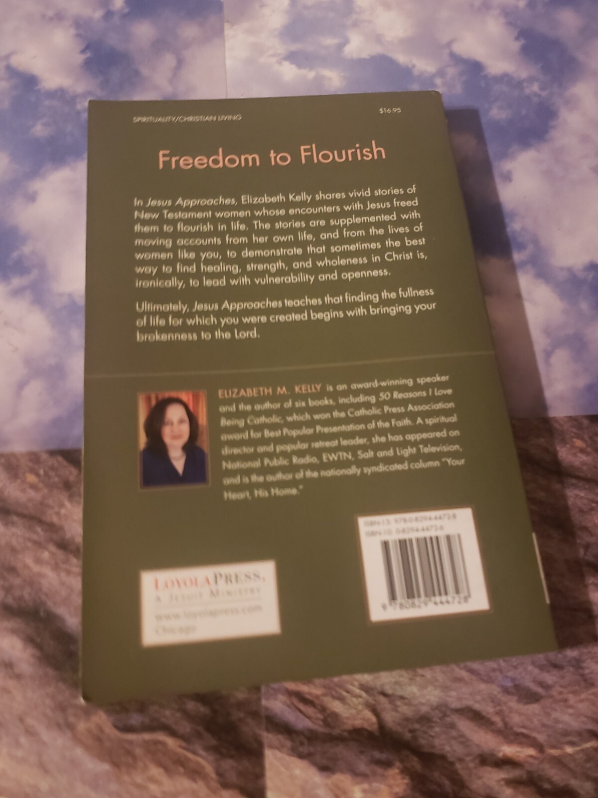 JESUS APPROACHES, ELIZABETH M. KELLY, TRADE PAPERBACK, 2017,