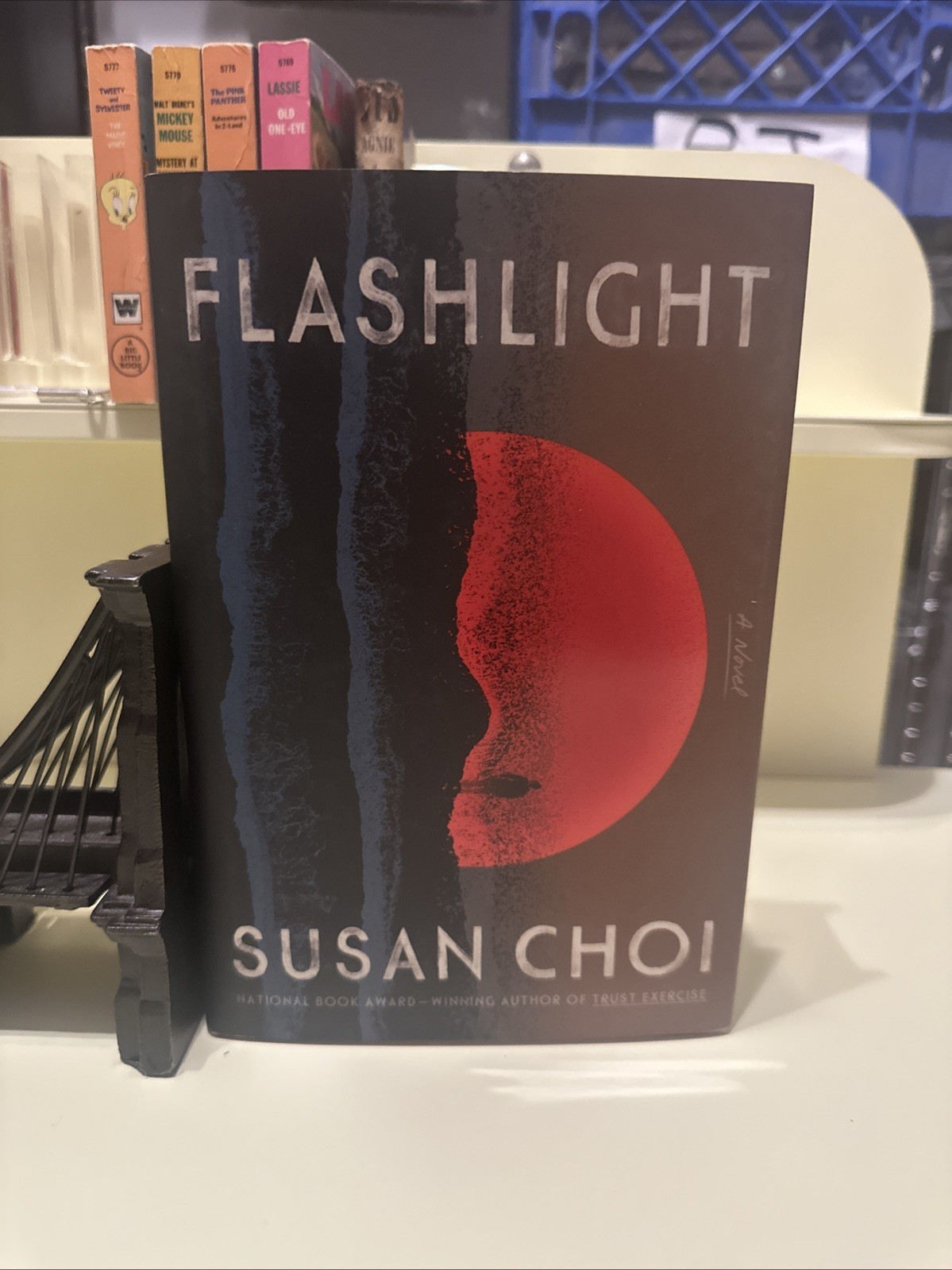 2025 FIRST EDITION FLASHLIGHT SIGNED BY SUSAN CHOI HC COLLECTIBLE BOOK JJ