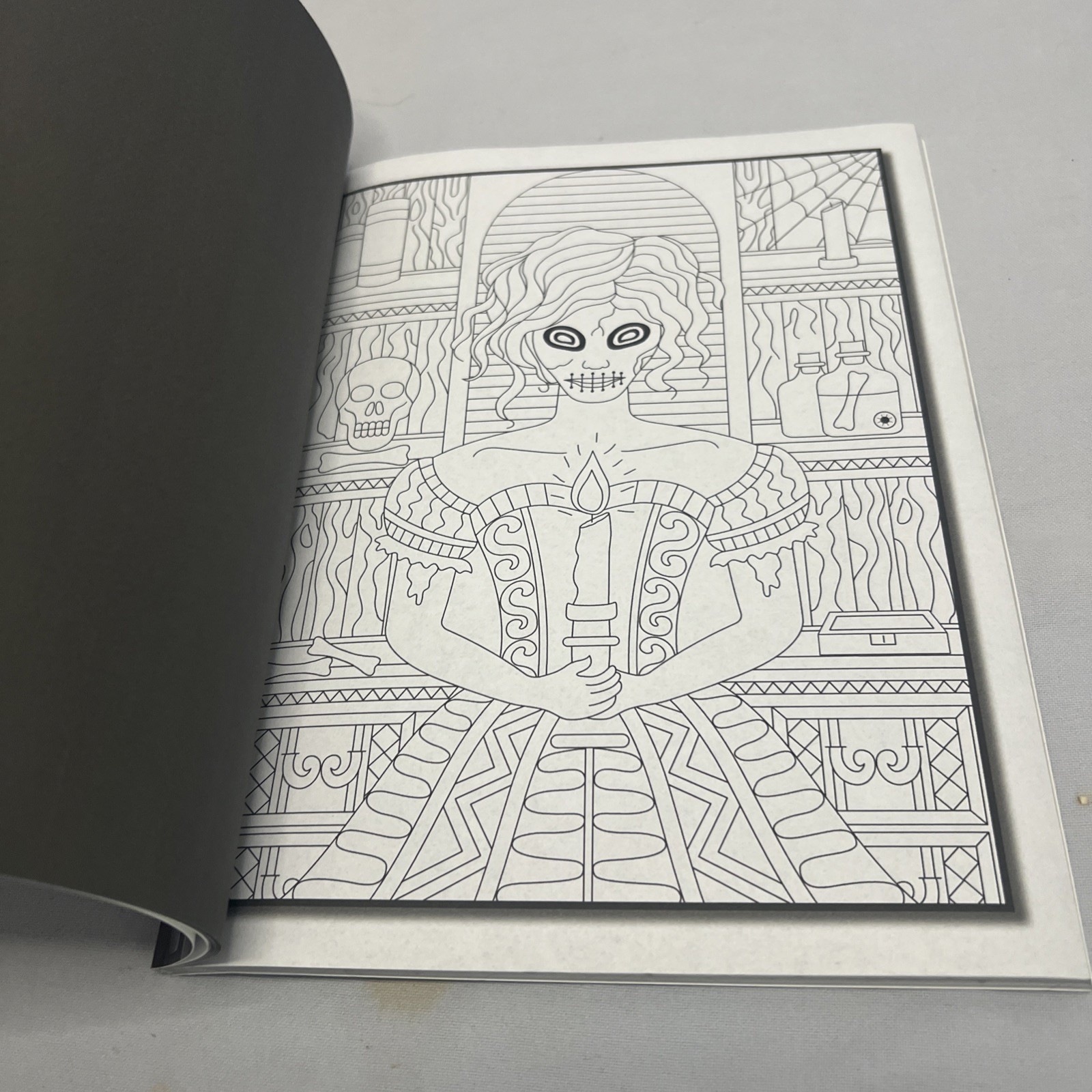 Haunted House : An Adult Coloring Book with Gothic Room Designs, Halloween… B6