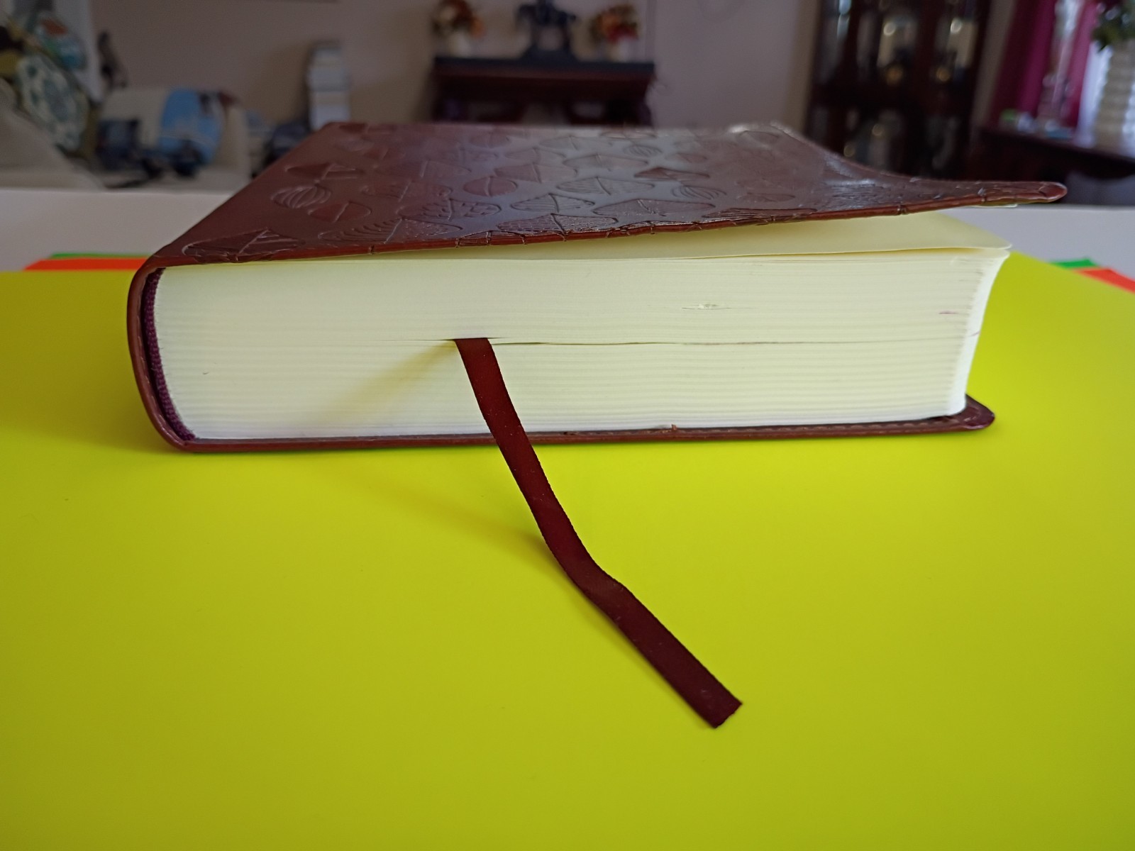ESV Single Column Journaling Bible (TruTone, Chestnut, Leaves Design) Crossway