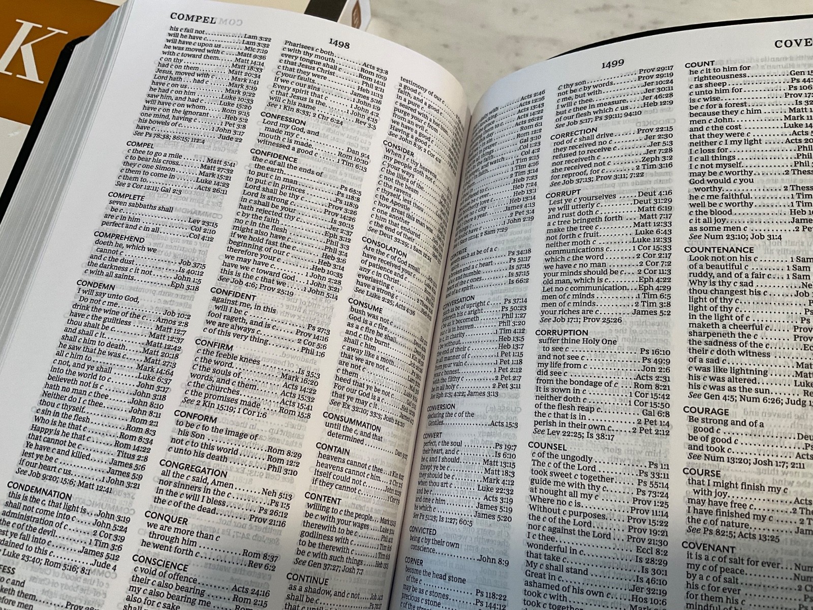 KJV Comfort Print Reference Giant Print Bible in Black Bonded Leather