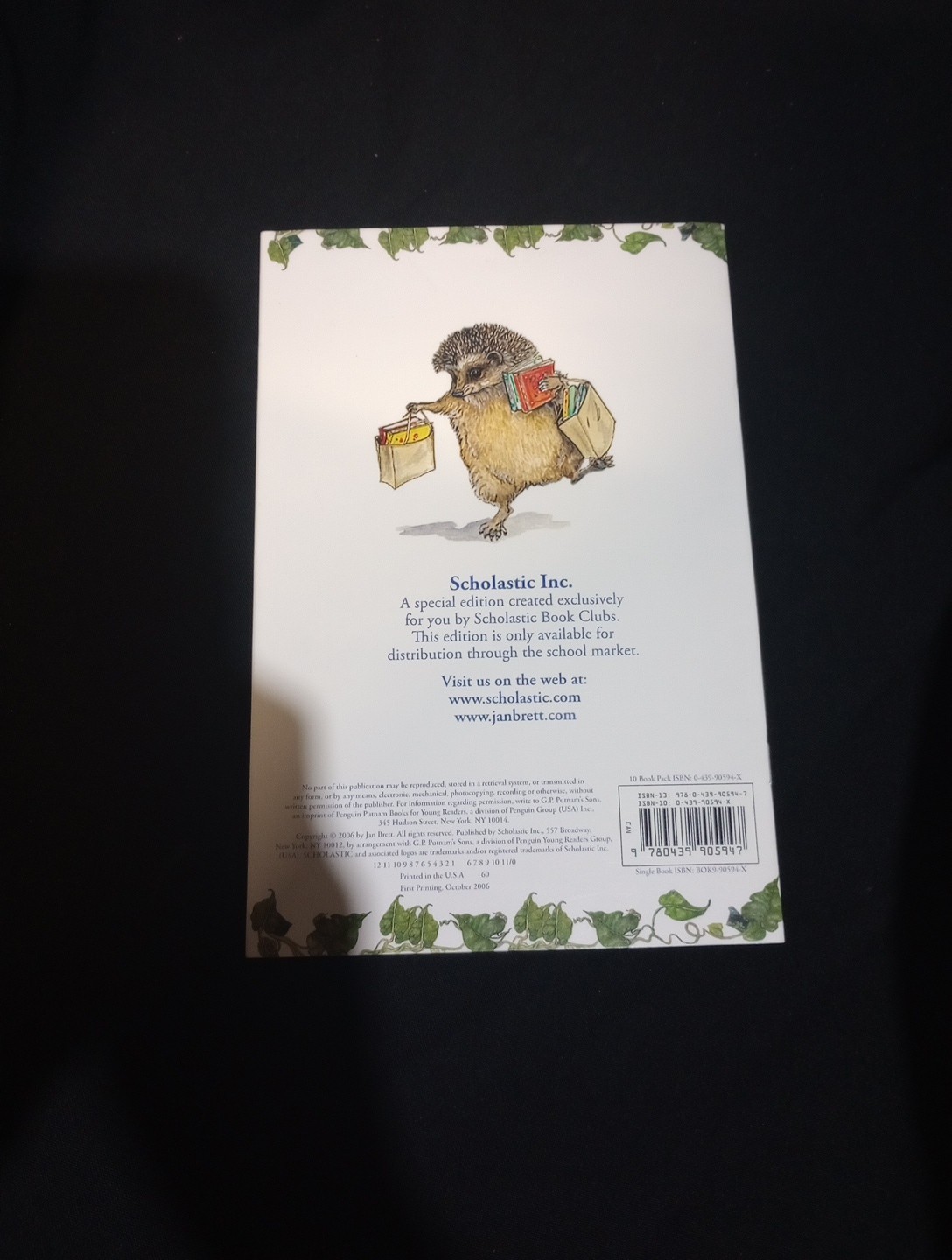 Hedgie Loves to Read – Paperback By Jan Brett – GOOD