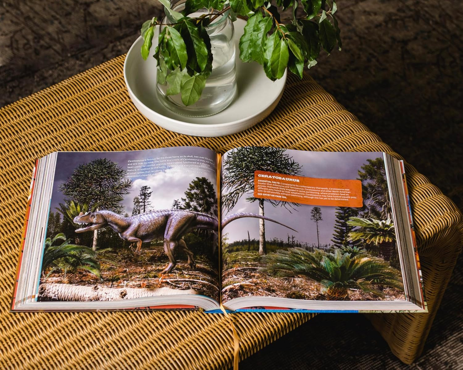 Dinosaur World: over 1,200 Amazing Dinosaurs, Famous Fossils, and the Latest Dis