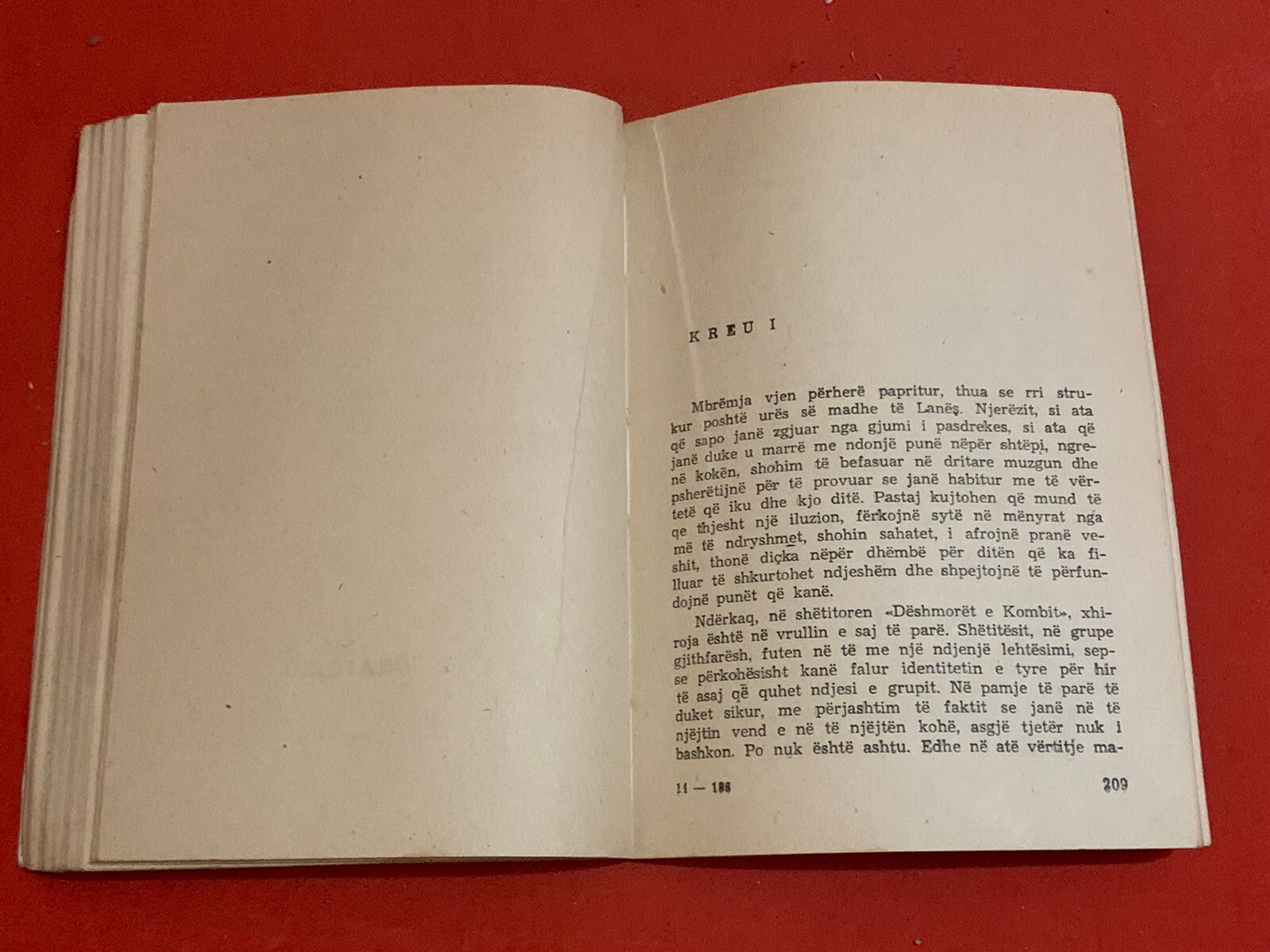 OLD ALBANIAN BOOK-NOVELE-DY KRONIKA PER NJE VRASJE-AGIM ISAKU-1991-283 pages