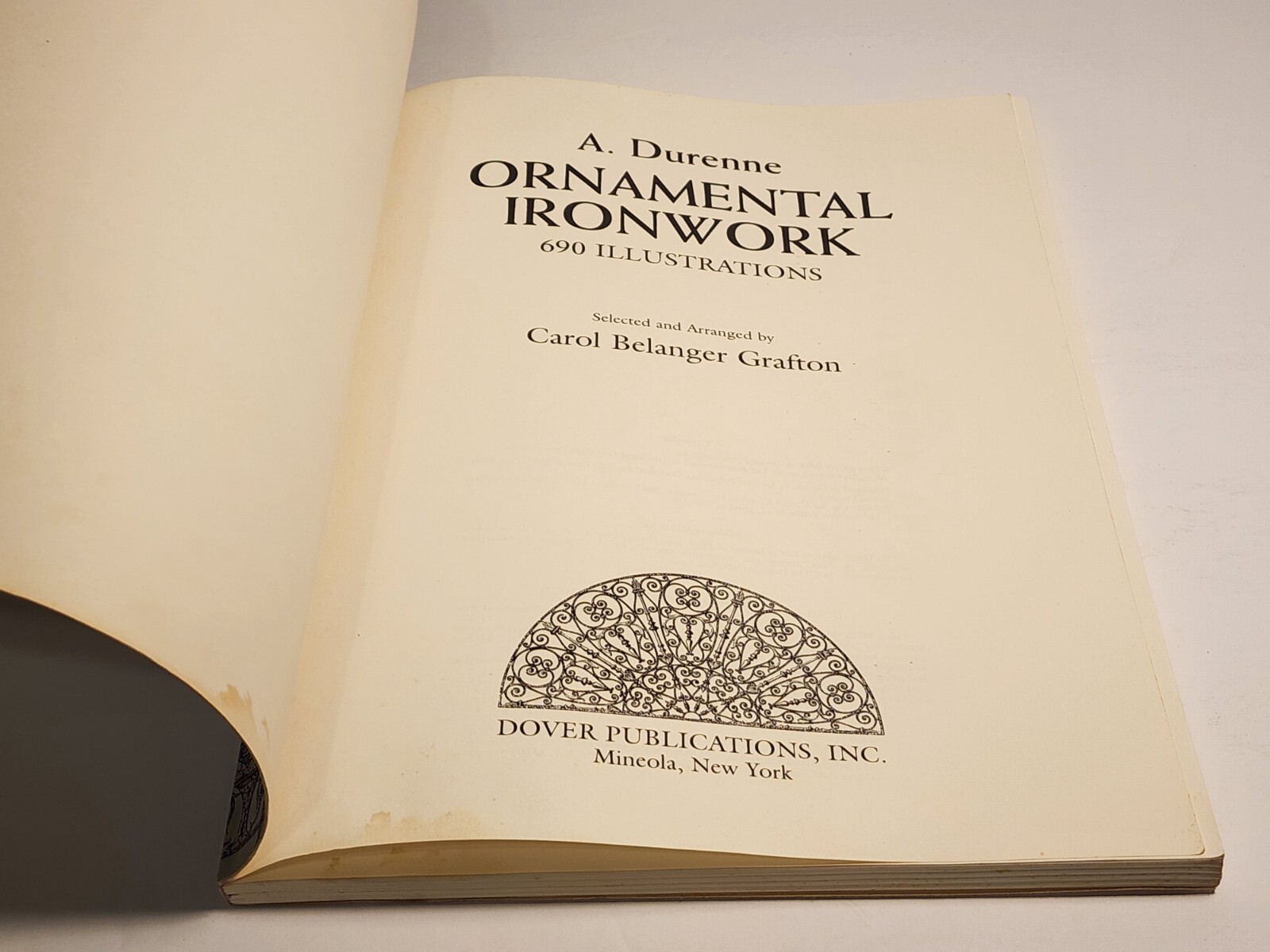 Ornamental Ironwork: Over 670 Illustrations (Dover Pictorial Archive) – PB